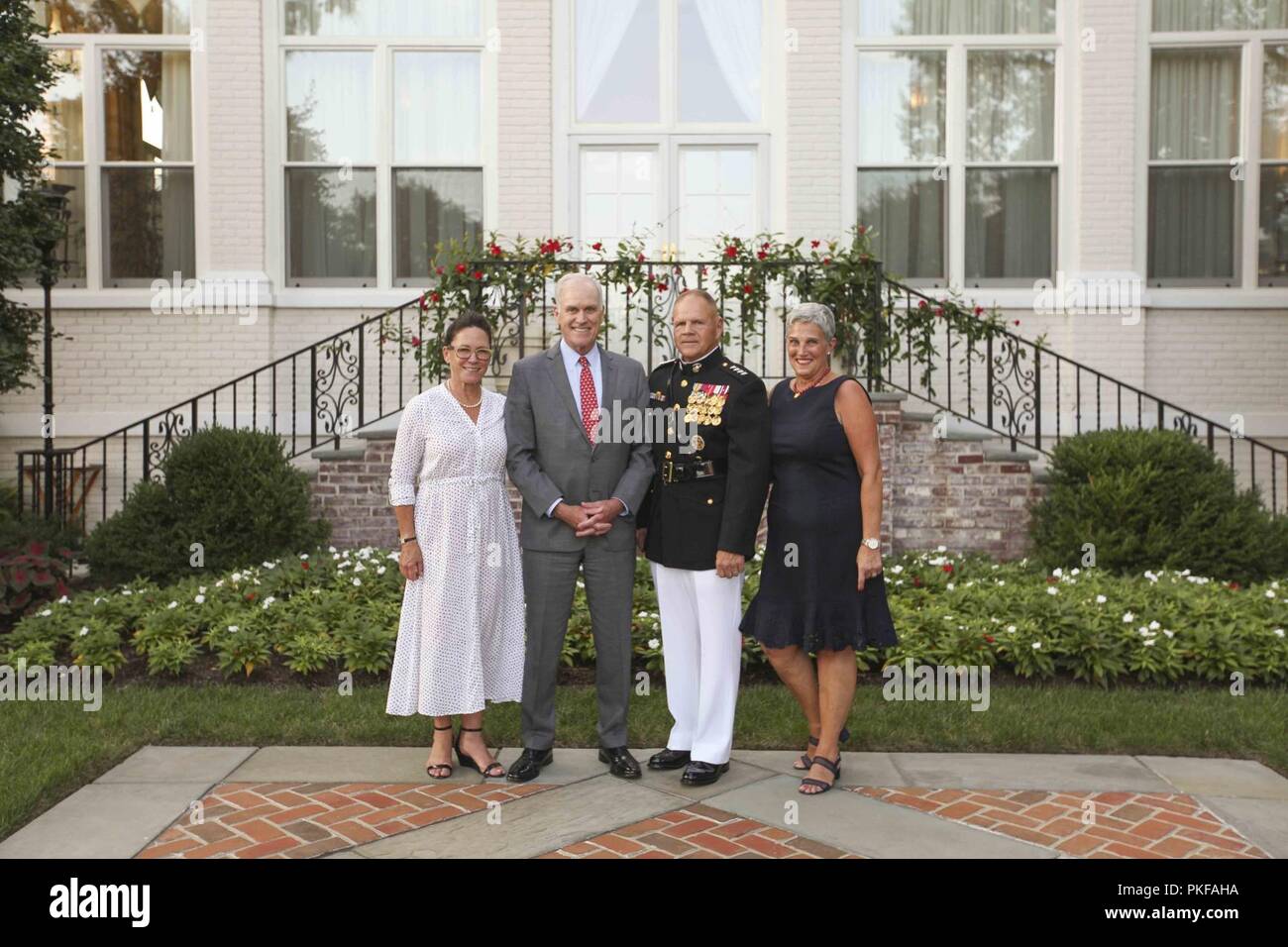 De gauche, Polly Spencer, Richard C. Spencer, Secrétaire de la Marine, Commandant de la Marine Corps le général Robert B. Neller, ET D'Arcy Neller posent pour une photo avant une soirée chez Marine Barracks parade Washington D.C., août 10, 2018. Richard C. Spencer était l'invité d'honneur lors de cette soirée de défilé. Banque D'Images
