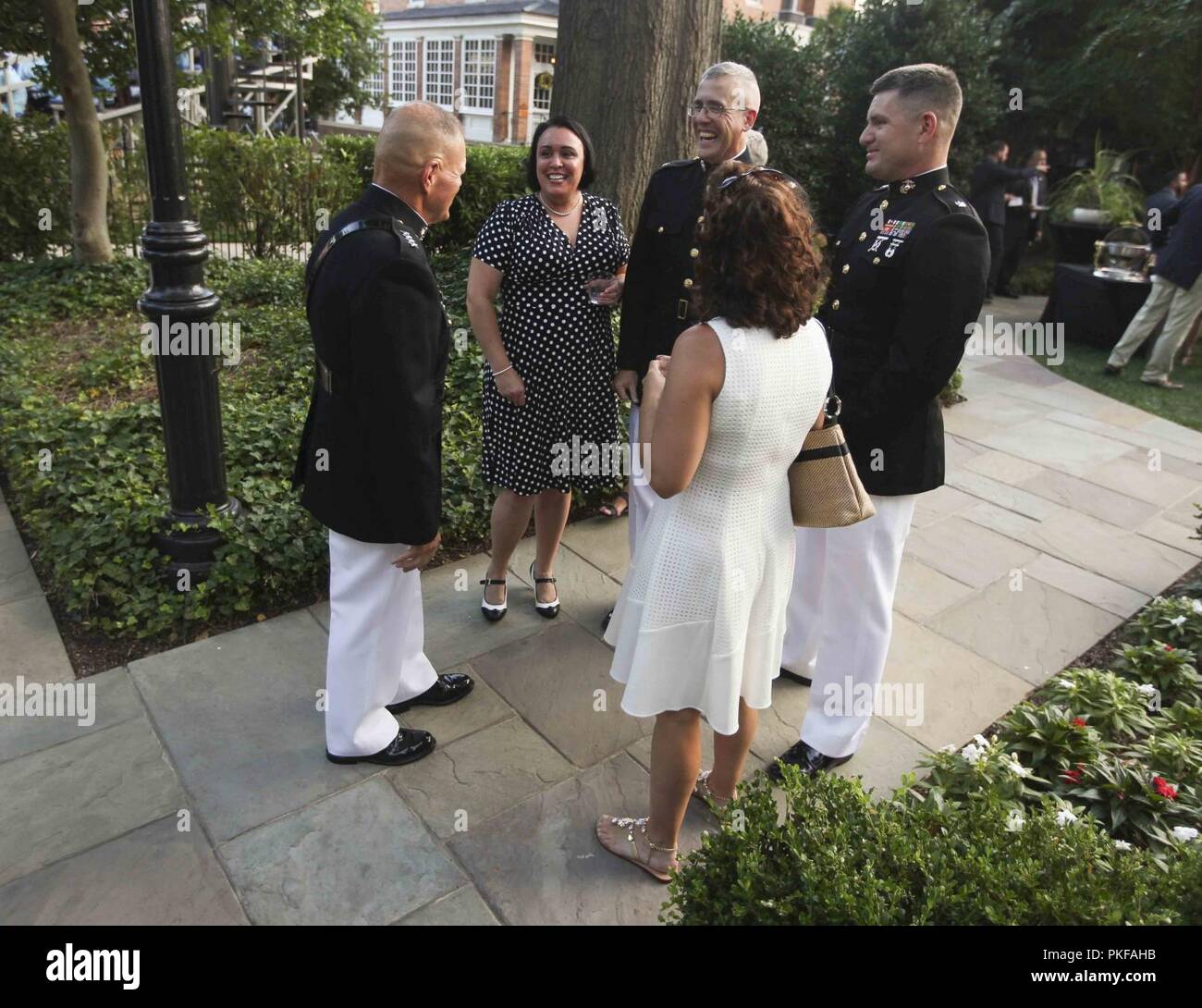 Commandant de la Marine Corps le général Robert B. Neller parle aux invités avant une soirée chez Marine Barracks parade de Washington, D.C., le 10 août 2018. Richard C. Spencer était l'invité d'honneur lors de cette soirée de défilé. Banque D'Images