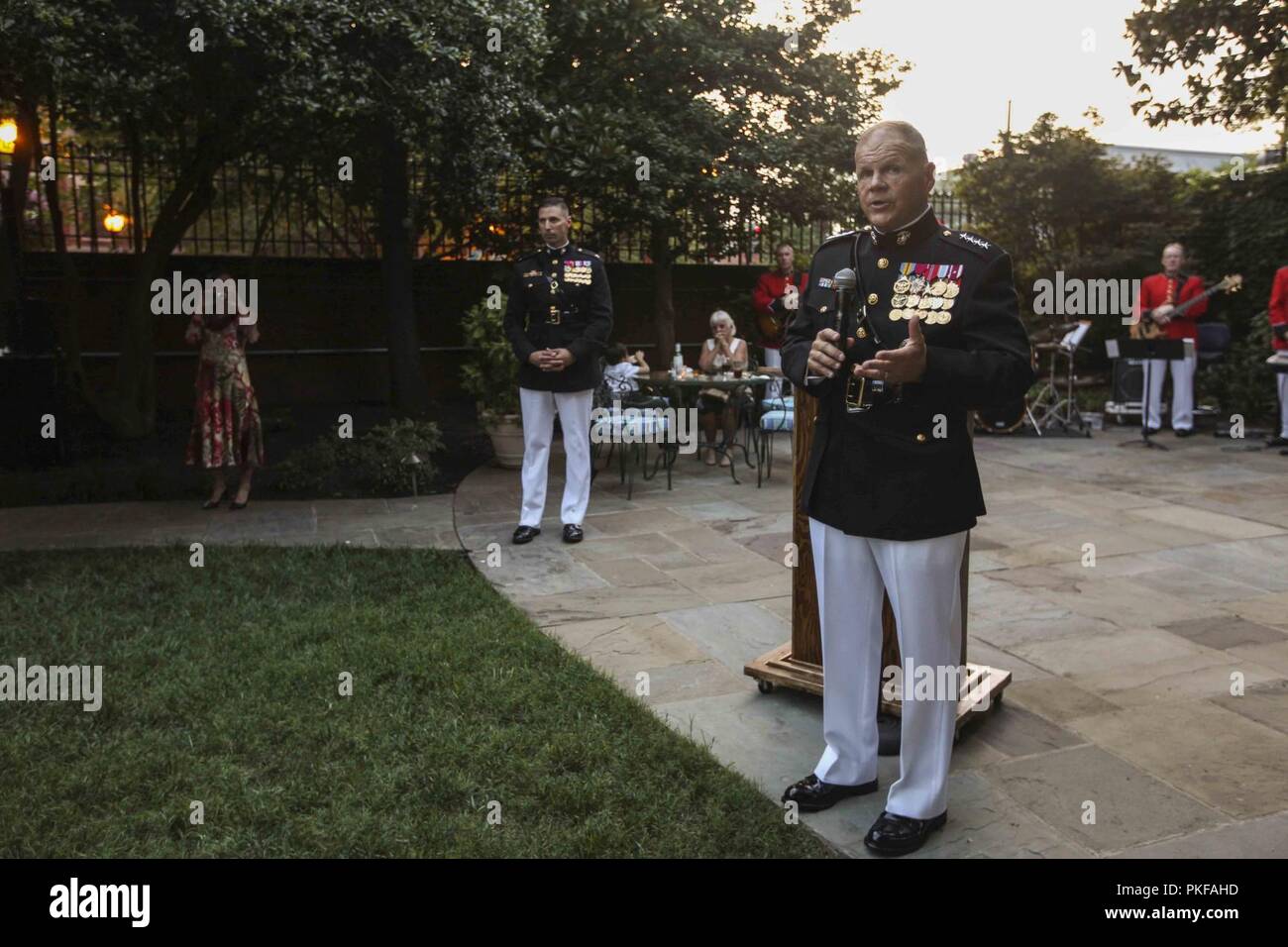 Commandant de la Marine Corps le général Robert B. Neller parle aux invités avant une soirée chez Marine Barracks parade de Washington, D.C., le 10 août 2018. Richard C. Spencer était l'invité d'honneur lors de cette soirée de défilé. Banque D'Images