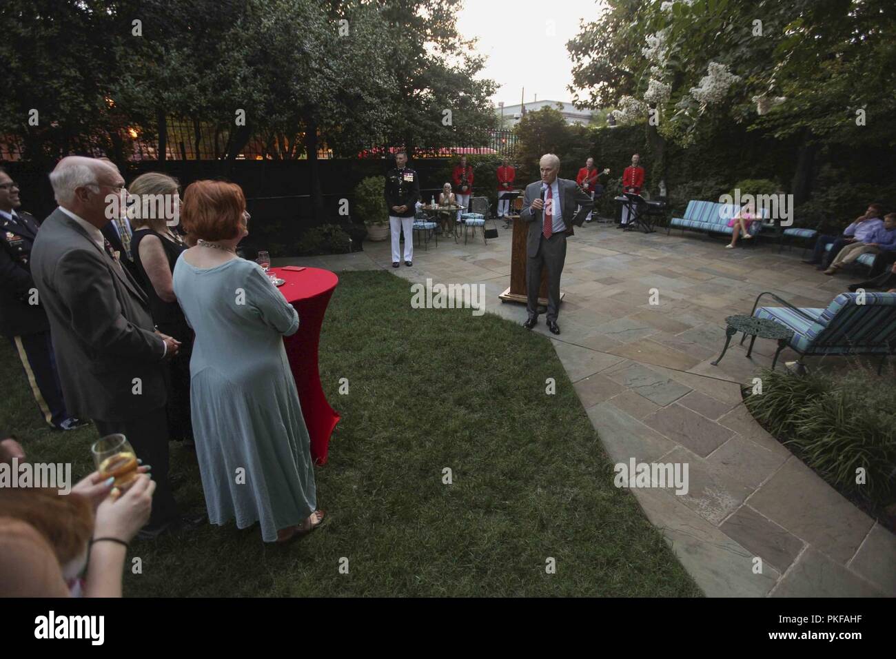Richard C. Spencer, Secrétaire de la Marine, parle aux invités avant une soirée chez Marine Barracks parade de Washington, D.C., le 10 août 2018. Richard C. Spencer était l'invité d'honneur lors de cette soirée de défilé. Banque D'Images