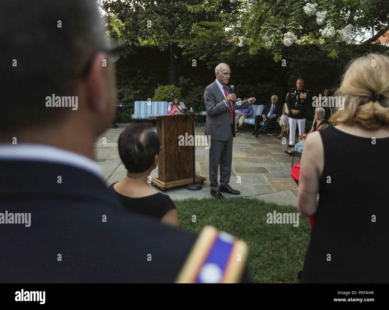 Richard C. Spencer, Secrétaire de la Marine, parle aux invités avant une soirée chez Marine Barracks parade de Washington, D.C., le 10 août 2018. Richard C. Spencer était l'invité d'honneur lors de cette soirée de défilé. Banque D'Images