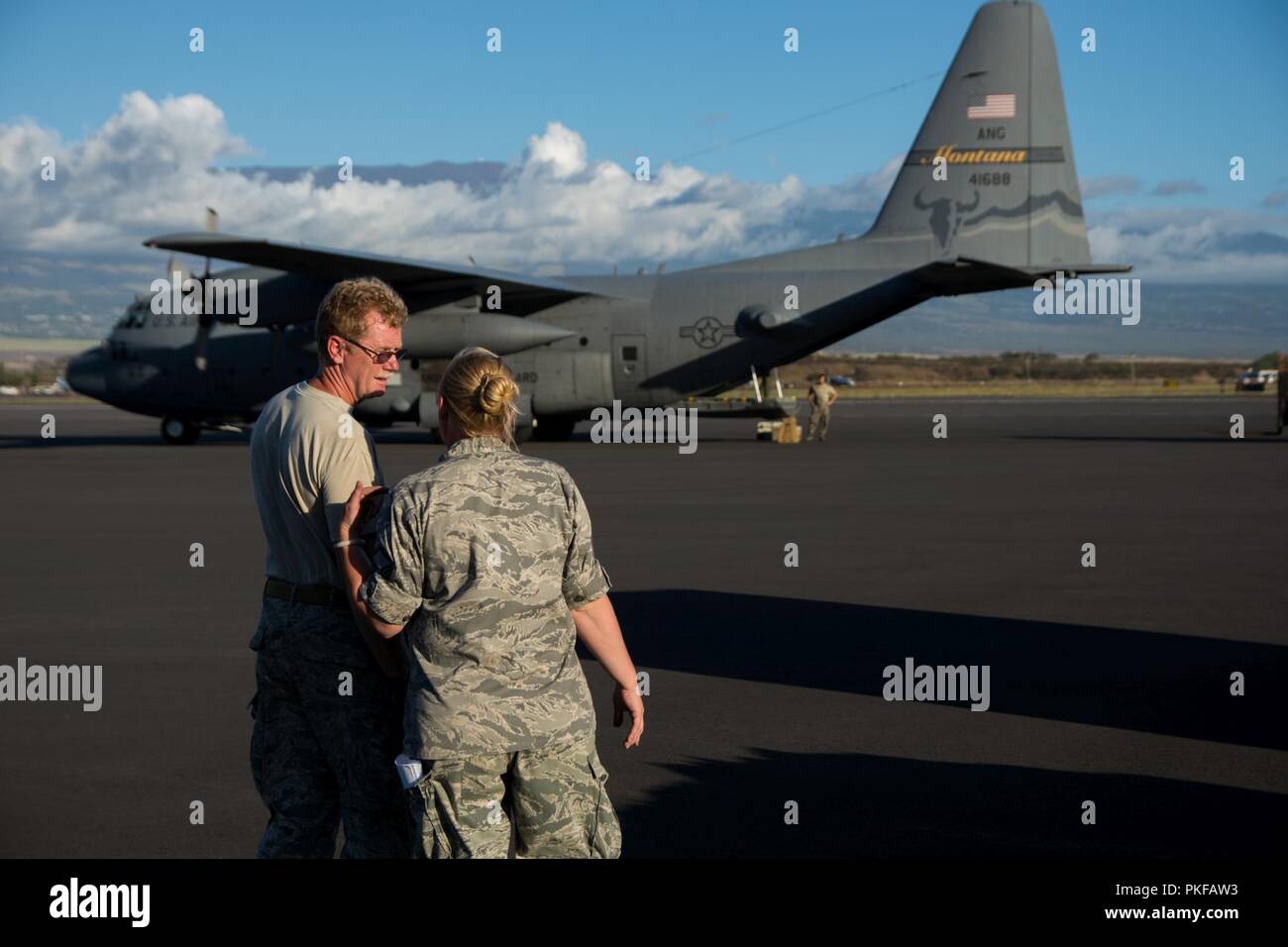 Le sergent-chef de l'US Air Force. Terry Mgsb, un spécialiste des plans logistiques affectés à la 181e Escadre de renseignement, parle à un collègue pilote avant de charger une palette de marchandises sur un C-130 Hercules à l'aéroport de Kahului à Maui, Hi, 10 août 2018. Soins Tropic 2018 Maui County Medical fournit des troupes et du personnel de soutien pratique à la formation de préparation pour préparer de futurs déploiements tout en offrant des avantages directs et durables pour la population de Maui, Molokai, Lanai et à aucun coût. Banque D'Images