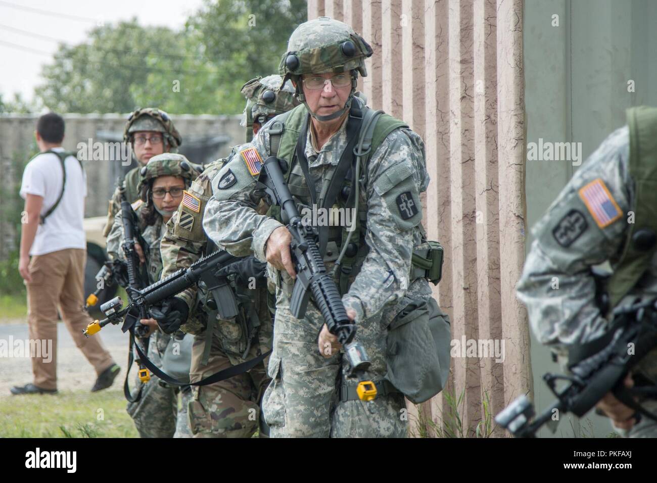 Des soldats de la réserve de l'armée américaine de la 965th Société dentaire réagir au feu de l'ennemi à combattre l'exercice de formation de soutien (CSTX) 86-18-02 de Fort McCoy, Wisconsin (Etats-Unis), 10 août 2018. C'est la deuxième CSTX de l'été pour la 86e Division de la formation. L'CSTX exercice est un événement de formation de grande envergure où l'expérience des scénarios de formation tactique des unités spécialement conçu pour reproduire des missions. Banque D'Images