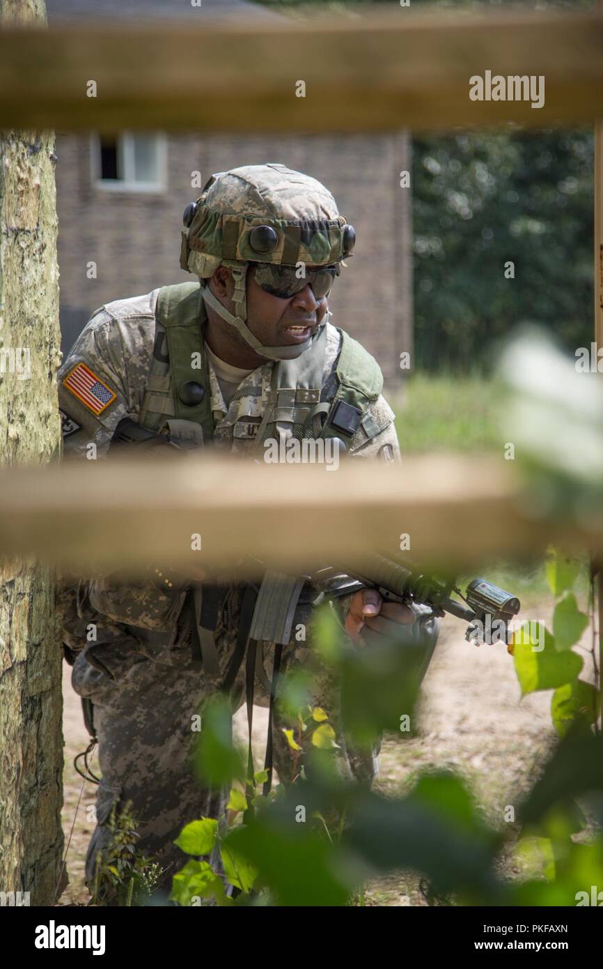 Le Lieutenant-colonel de réserve de l'ARMÉE AMÉRICAINE Michael Cole, 965th Société dentaire, fournit la sécurité à l'exercice de formation de soutien au combat (CSTX) 86-18-02 de Fort McCoy, au Wisconsin, le 11 août 2018. C'est la deuxième CSTX de l'été pour la 86e Division de la formation. L'CSTX exercice est un événement de formation de grande envergure où l'expérience des scénarios de formation tactique des unités spécialement conçu pour reproduire des missions. Banque D'Images