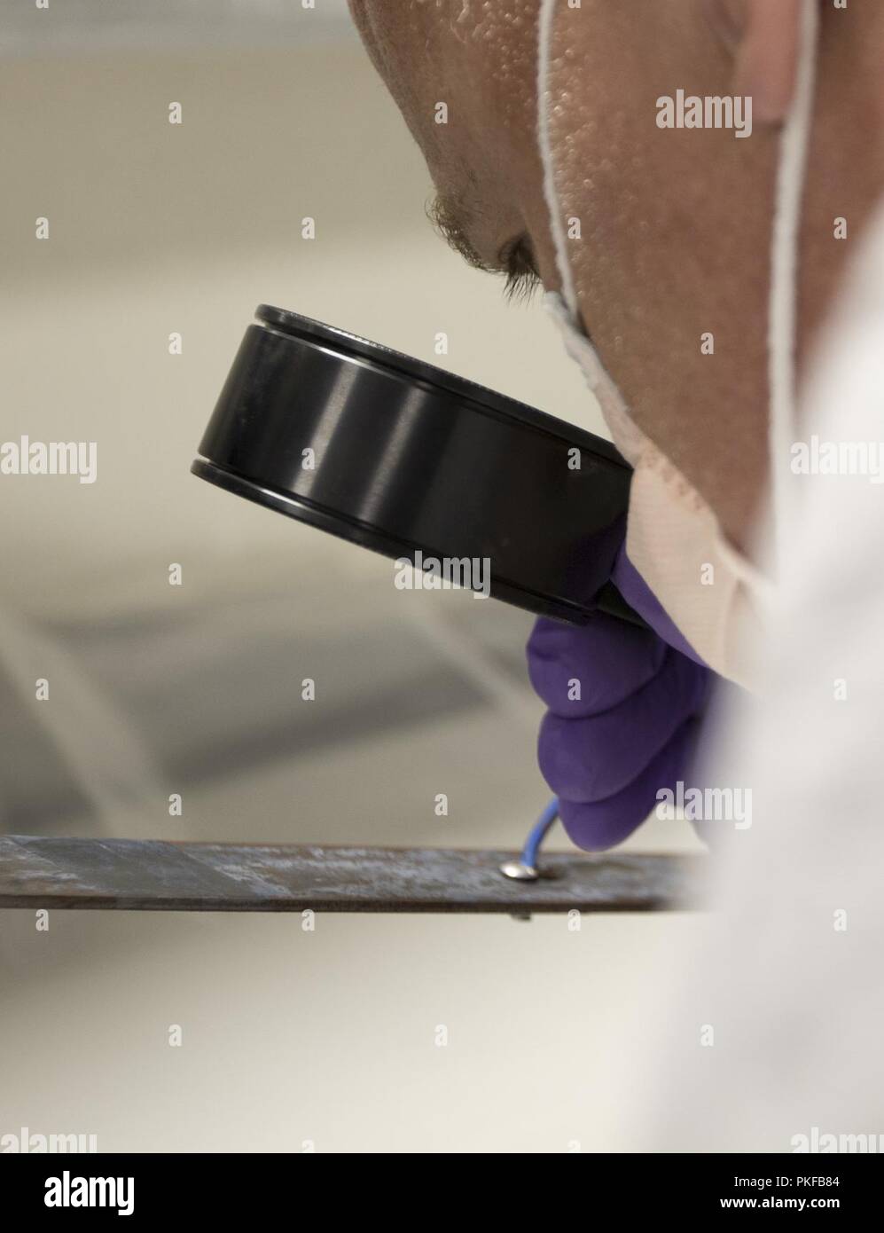 Timothy Kesterson, un examinateur d'impression latente, affecté à l'exploitation scientifique - Laboratoire Central Command inspecte un morceau de métal récupéré utilisé comme une plaque de pression dans un engin explosif découvert dans un endroit tenu secret, dans la zone de responsabilité du CENTCOM au Camp Arifjan, au Koweït, le 9 août 2018. La FXL-C adapte continuellement et va de l'avant avec les nouvelles technologies pour maintenir une puissante force de combat meurtrier et dans le champ de bataille. Banque D'Images