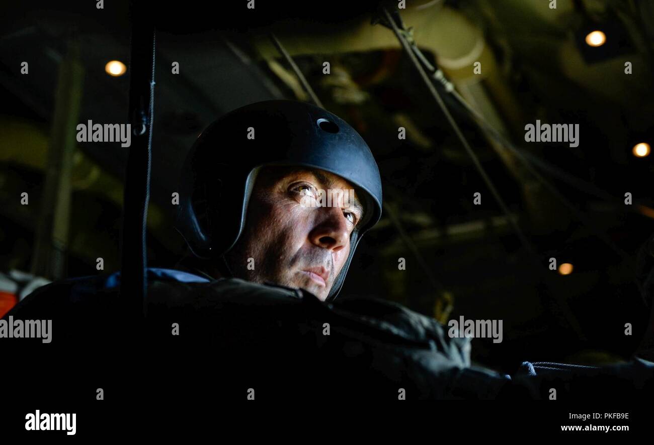 Un instructeur de parachutisme militaire polonaise se prépare à abandonner son parachutistes d'une U.S. Air Force C-130J Super Hercules sur la Pologne le 7 août 2018. Les aviateurs américains affectés à la 86e Escadre de transport aérien et des soldats américains affectés à la 5ème Quartier-maître a travaillé avec leurs partenaires polonais pour un largage de parachutistes au cours de l'exercice bilatéral de rotation annuelle de l'Aviation. Banque D'Images