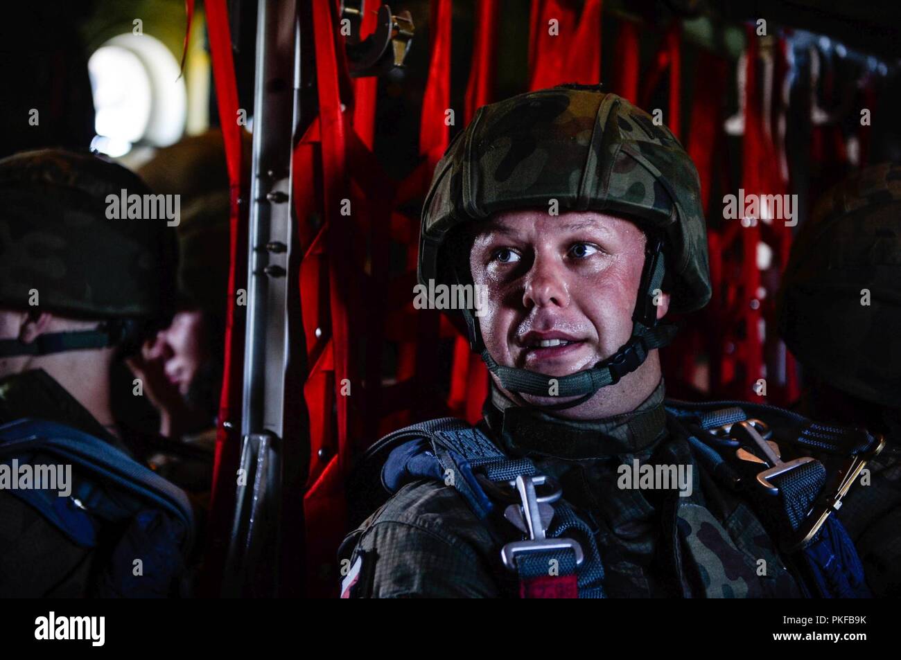 Un parachutiste polonaise s'assoit après l'embarquement un U.S. Air Force C-130J Super Hercules à Cracovie, Pologne, le 7 août 2018. Environ 100 parachutistes polonais passa de deux aéronefs de l'aviation américaine pendant la rotation 18-4, un rapport annuel sur l'exercice bilatéral entre les États-Unis et l'armée polonaise. Banque D'Images