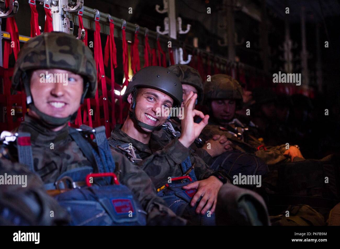 Les parachutistes polonais s'asseoir après l'embarquement un U.S. Air Force C-130J Super Hercules au cours de l'effort de rotation aérienne 18-4 à Cracovie, Pologne, le 7 août 2018. Les opérations de largage le menées pendant la rotation de l'aviation ont été sauts en ligne statique et de grande ouverture Altitude-Low sauts. Banque D'Images