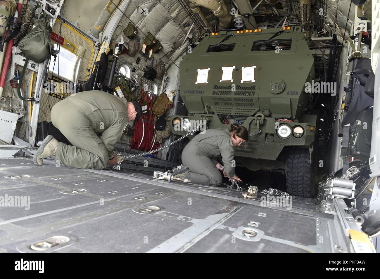 Les arrimeurs affectés à l'Air National Guard's 165e Airlift Wing de Savannah, Géorgie, fixer une armée M142 Système de roquettes d'artillerie à grande mobilité sur un avion Hercules C-130H, lors de l'exercice Northern Strike à Alpena préparation au combat au Centre, Michigan, le 8 août. Northern Strike est un solide exercice de préparation militaire coordonnée par le Michigan Army National Guard qui propose des multi-nationales et militaires travaillent ensemble pour l'intégration de la force totale. Banque D'Images