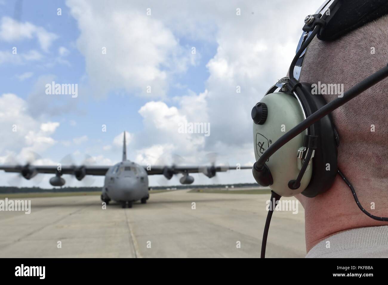 Le s.. Benjamin Stover, 821e Escadron de soutien de plan d'intervention, un chef d'équipe marshals C-130H Hercules, lors de l'exercice Northern Strike de Grayling Army Airfield, Michigan, le 9 août dernier. Northern Strike est un solide exercice de préparation militaire coordonnée par le Michigan Army National Guard qui propose des multi-nationales et militaires travaillent ensemble pour l'intégration de la force totale. Banque D'Images