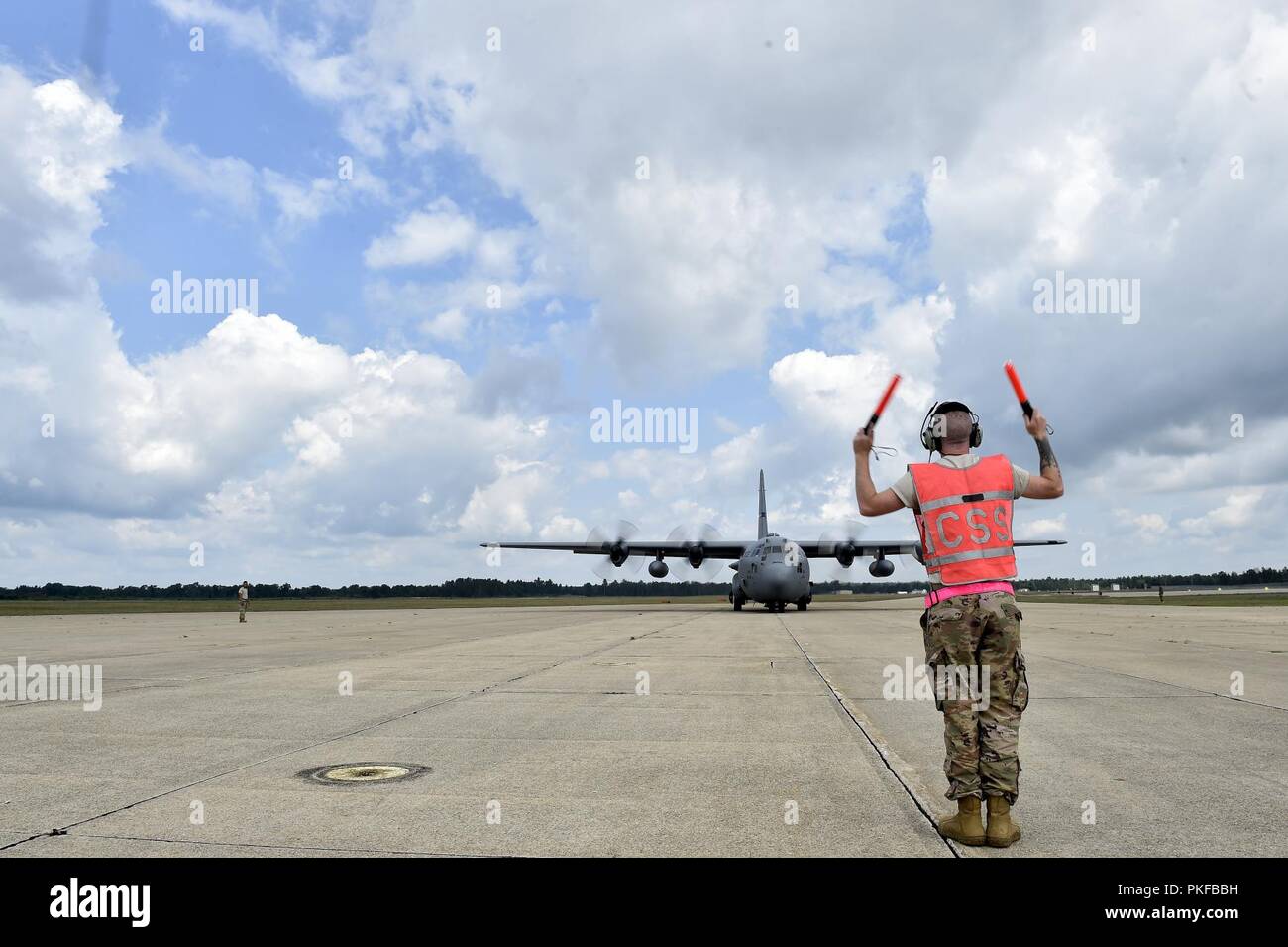 Le s.. Benjamin Stover, 821e Escadron de soutien de plan d'intervention, un chef d'équipe marshals C-130H Hercules, lors de l'exercice Northern Strike de Grayling Army Airfield, Michigan, le 9 août dernier. Northern Strike est un solide exercice de préparation militaire coordonnée par le Michigan Army National Guard qui propose des multi-nationales et militaires travaillent ensemble pour l'intégration de la force totale. Banque D'Images