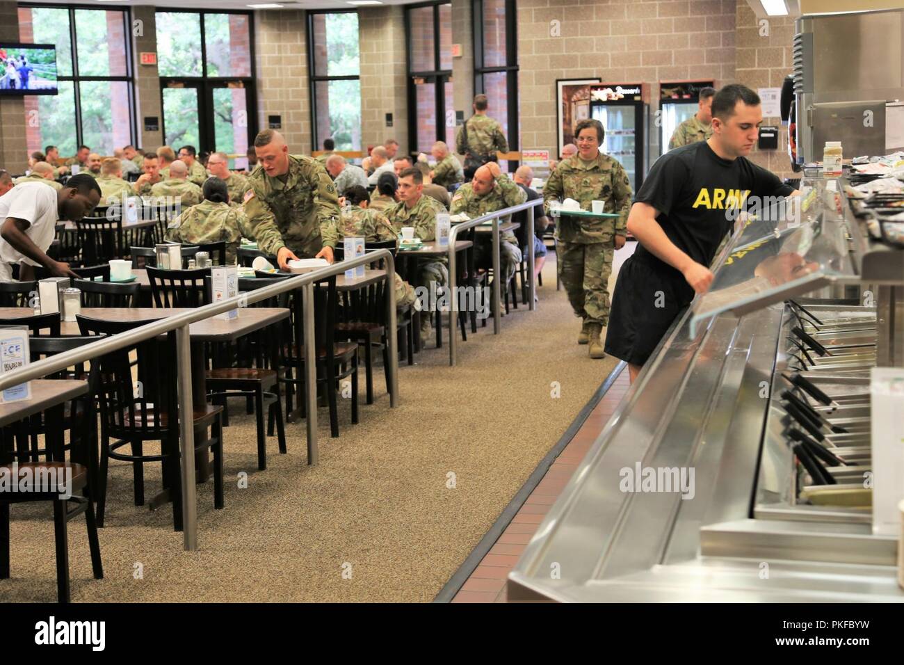 Les membres de profiter d'un déjeuner dans la salle à manger dans le bâtiment 50 le 3 août 2018, à Fort McCoy, Wisconsin chaque fois un grand exercice comme un exercice d'entraînement de soutien au combat a lieu à Fort McCoy, des milliers de troupes ont besoin d'être nourris. L'installation des services de restauration de l'équipe veille à ce que le besoin est toujours atteinte. Cette équipe comprend le Bureau de gestion du programme alimentaire et la gestion de l'offre de séjour avec l'Office de Fort McCoy Centre de préparation logistique ; la totalité des services alimentaires Inc. ; et l'entrepreneur DCT fournisseurs de produits alimentaires, tels que Sysco Foods de Baraboo, Wisconsin Banque D'Images