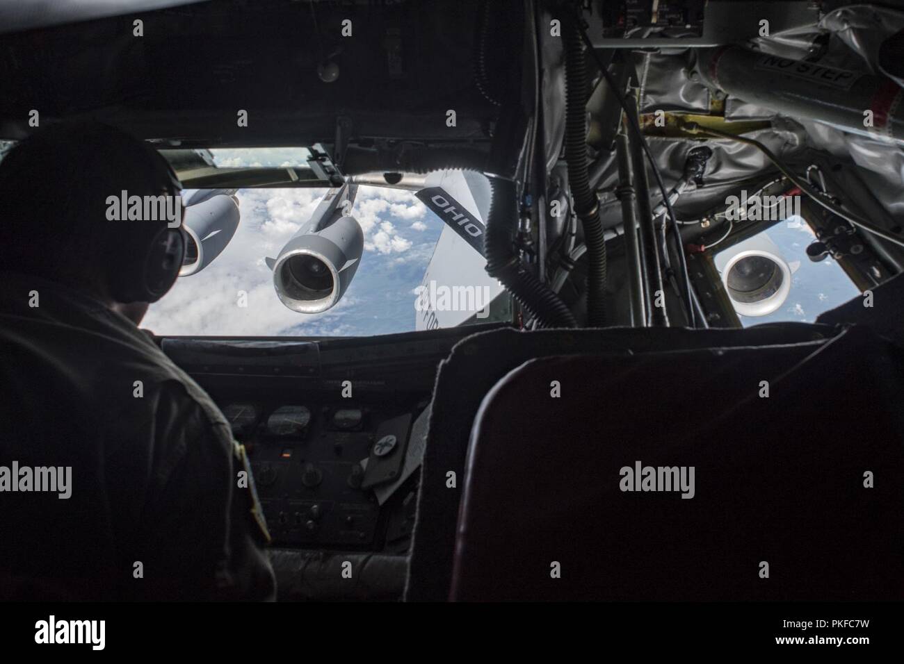 Technologie de la Garde nationale américaine. Le Sgt. Greg Wetzel, un perchman avec la 121e Escadre de ravitaillement en vol, de l'Ohio, regarde par la fenêtre d'un pod de flèche KC-135 Stratotanker dans le ciel au-dessus du sud-est des États-Unis le 10 août 2018. Wetzel ravitaillé un C-17 Globemaster III avec la 437e Escadre de transport aérien, de la Caroline du Sud au cours de cet exercice. Banque D'Images