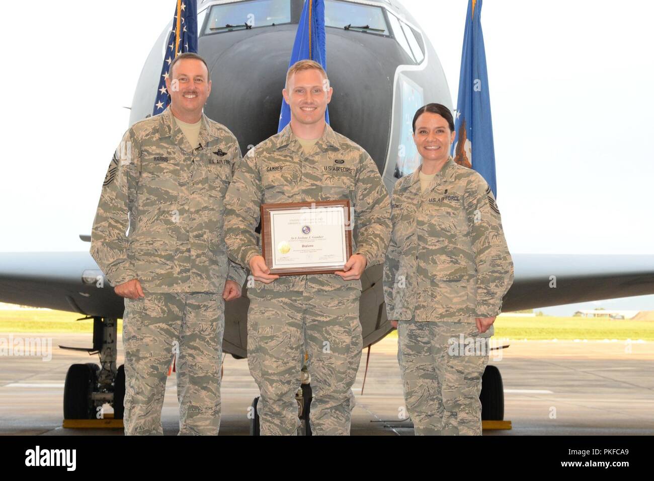 Airman Senior Joshua Gamber, du 3e escadron du Renseignement, reçoit le prix remis aux meilleurs diplômés pour Airman Leadership School class 18-9 du chef Master Sgt. Mark Harris, premier chef de la Tennessee enrôlé, garde et capitaine principal Sgt. Stokes Ramey, Commandant de l'intérimaire Paul H. Lankford enrôle PME Centre, ici, 9 août 2018, à l'I.G. Centre de formation et d'éducation de Brown à Louisville, au Tennessee diplômé distingué le prix est présenté à la page 10 pour cent de la classe. Banque D'Images