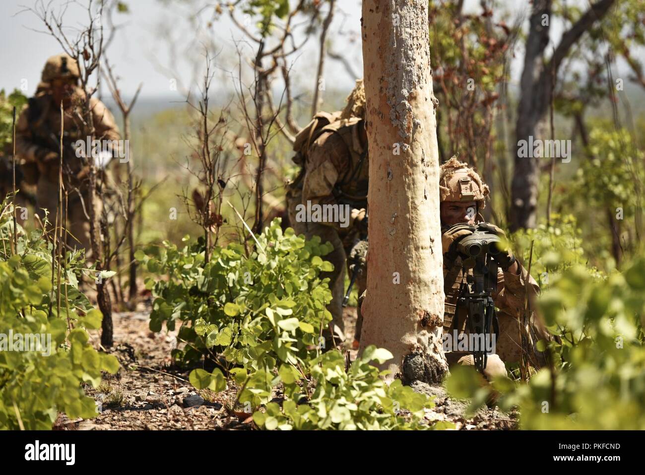 Marine Corps, les membres de l'équipe d'appui-feu en vue tandis que la recherche d'une mesure de fournir de l'appui-feu indirect de M777 et l'appui aérien rapproché au cours de la formation le 10 août 2018, à Mount Bundey Domaine de formation, Territoire du Nord, Australie. C'est la première fois qu'un ensemble de la batterie d'artillerie déployée à l'appui de la Force de rotation maritime - Darwin et démontre comment le Groupe de travail air-sol marin est équipé et organisé pour mener à bien leurs objectifs de la coopération avec les partenaires internationaux. Banque D'Images