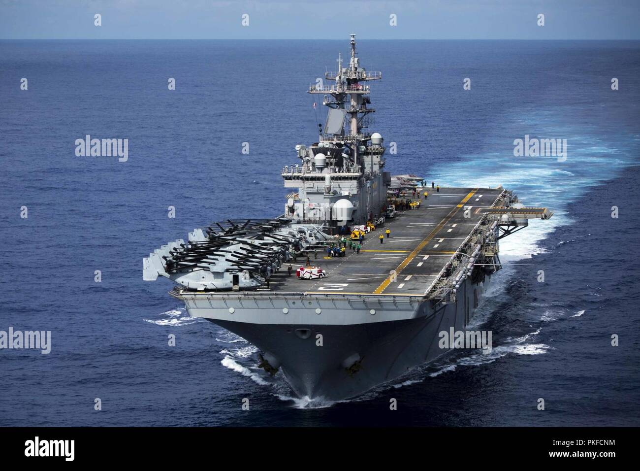 Océan Pacifique -La Guêpe-classe d'assaut amphibie USS Essex (DG 2) est en cours lors d'un déploiement prévu de la Essex Groupe amphibie (ARG) et la 13e Marine Expeditionary Unit (MEU), le 1 août, 2018. L'Essex ARG/ 13e MEU team est un est un capable et létales Navy-Marine Corps équipe déployée à la 7e flotte zone d'opérations pour soutenir la stabilité régionale, de rassurer les partenaires et alliés et maintenir une présence postured à répondre à n'importe quelle crise allant de l'aide humanitaire aux opérations de contingence. Banque D'Images