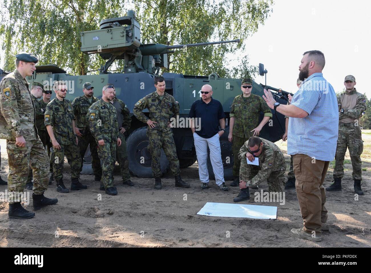 Bobby Lightner, deuxième à droite, une gamme de formation et spécialiste du programme des terres avec l'appui à la formation de l'armée américaine l'Europe de l'activité (TSAE) et les soldats de la Lituanie, de la République tchèque et les Pays-Bas de discuter d'une gamme de réservoir à vide à Pabrade, Lituanie, 09 août, 2018. TSAE a effectué une inspection finale de l'établissement nouvellement construit comme TSAE est d'aider les alliés de l'OTAN en Europe de l'est de développer leur gamme et les infrastructures de formation. Banque D'Images