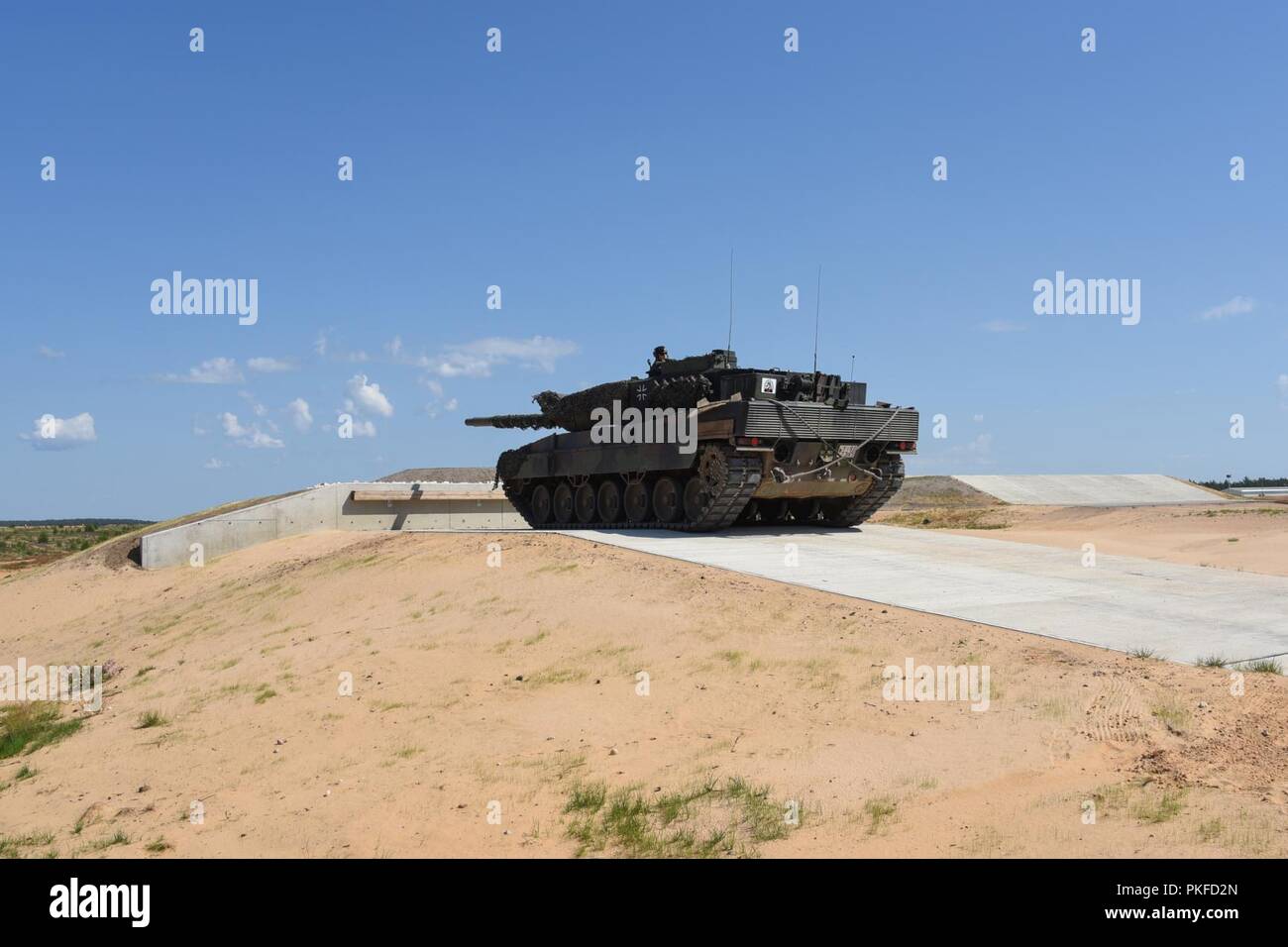 Les soldats de l'armée allemande occupe une position de tir dans un char de combat principal Leopard 2 à une gamme de réservoir à Pabrade, Lituanie, 09 août, 2018. La formation de l'armée américaine l'Europe de l'activité de Prise En Charge (TSAE) a effectué une inspection finale de l'établissement nouvellement construit comme TSAE est d'aider les alliés de l'OTAN en Europe de l'est de développer leur gamme et les infrastructures de formation. Banque D'Images