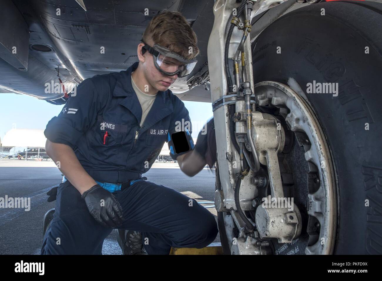 Navigant de première classe Curtis Jones, 334e Unité de maintenance d'aéronefs, nettoie le pneu d'un F-15E Strike Eagle 1 août 2018, à Seymour Johnson Air Force Base, la Caroline du Nord. Jones est l'un des plus de 10 aviateurs en ce moment parrainé par une famille locale dans le cadre de la Seymour Johnson Air Force Base aérienne du Programme de commandites, qui est conçu pour fournir un moyen d'aviateurs former de nouvelles amitiés dans la communauté locale et d'obtenir du soutien au-delà de l'environnement de travail formel. Banque D'Images