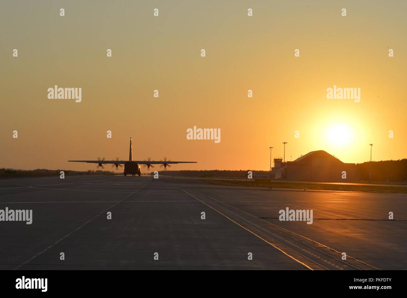 Un U.S. Air Force C-130J Super Hercules affecté à la 86e Escadre de transport aérien des taxis vers la piste sur la base aérienne de Powidz, Pologne, du 3 août 2018. Pendant environ deux semaines, américains et polonais a effectué des exercices bilatéraux au cours de la rotation de l'aérospatiale Aviation 18-4. Banque D'Images