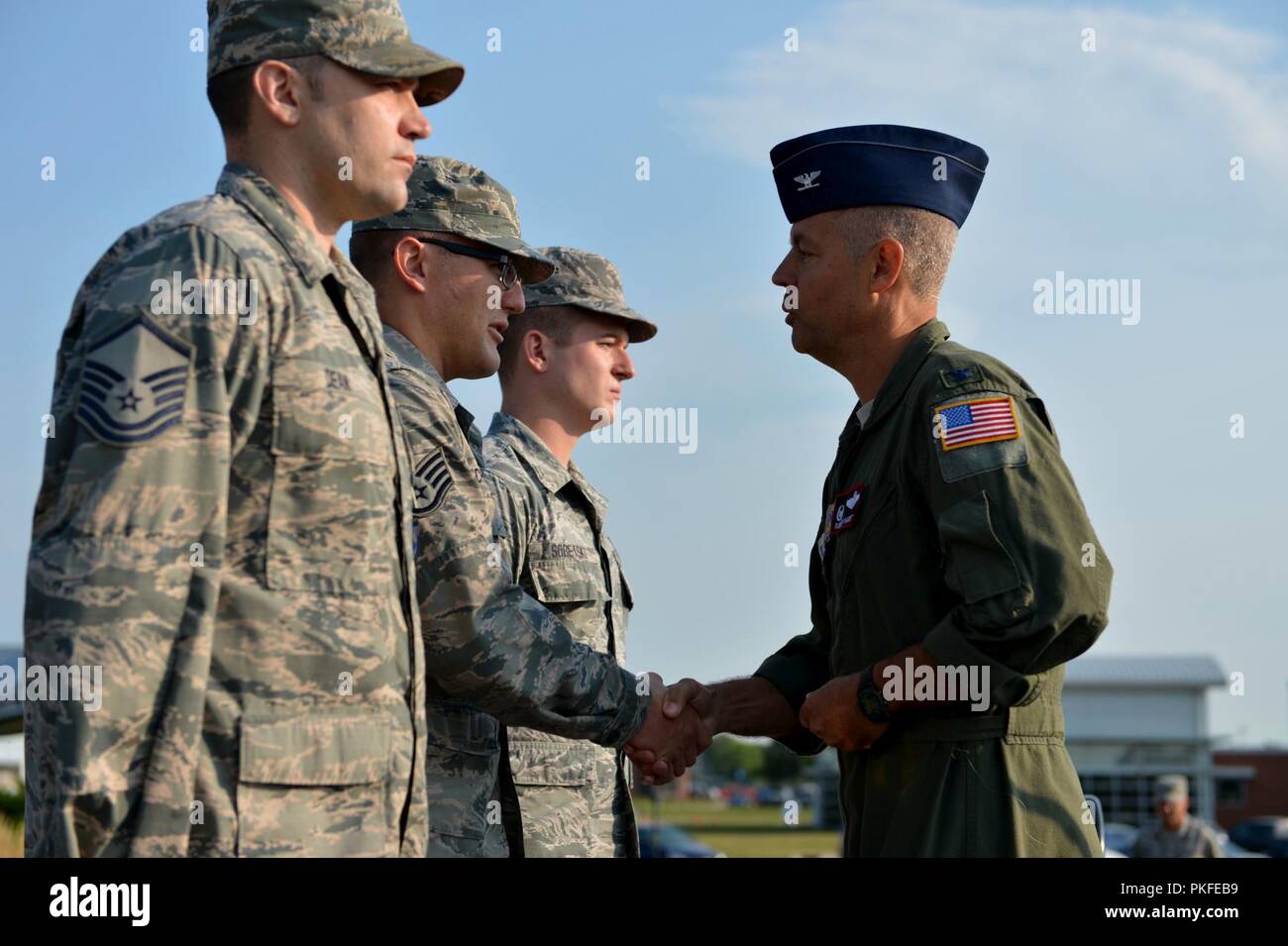 Le s.. Dan Schieffer, sortie d'un avion avec le chef d'équipe production 155e groupe d'entretien, la Garde nationale reçoit de la Nebraska médaille le 5 août 2018, à la base aérienne de la Garde nationale du Nebraska, Lincoln, Nebraska. Banque D'Images