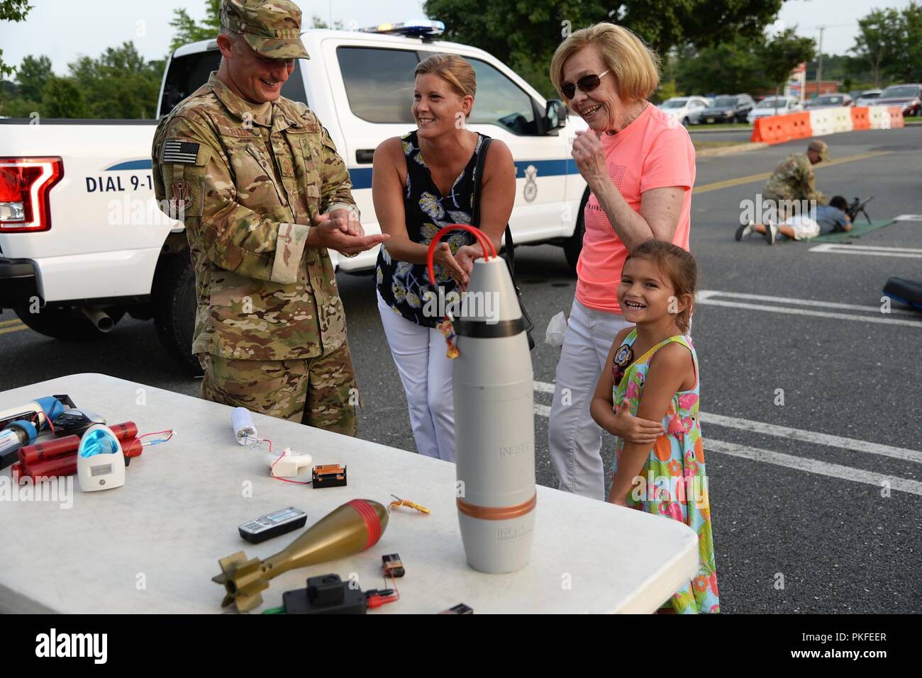 Les aviateurs américains de la 177e Escadre de chasse des Forces de sécurité, de l'Escadron a participé à Canton de Hamilton's National Night Out à la Hamilton Mall in Mays Landing, New Jersey, le 7 août 2018. La nuit est une construction communautaire annuel campagne qui permet d'améliorer les relations entre les habitants du quartier, les organismes locaux d'application des lois et d'autres atouts importants dans la région. Banque D'Images