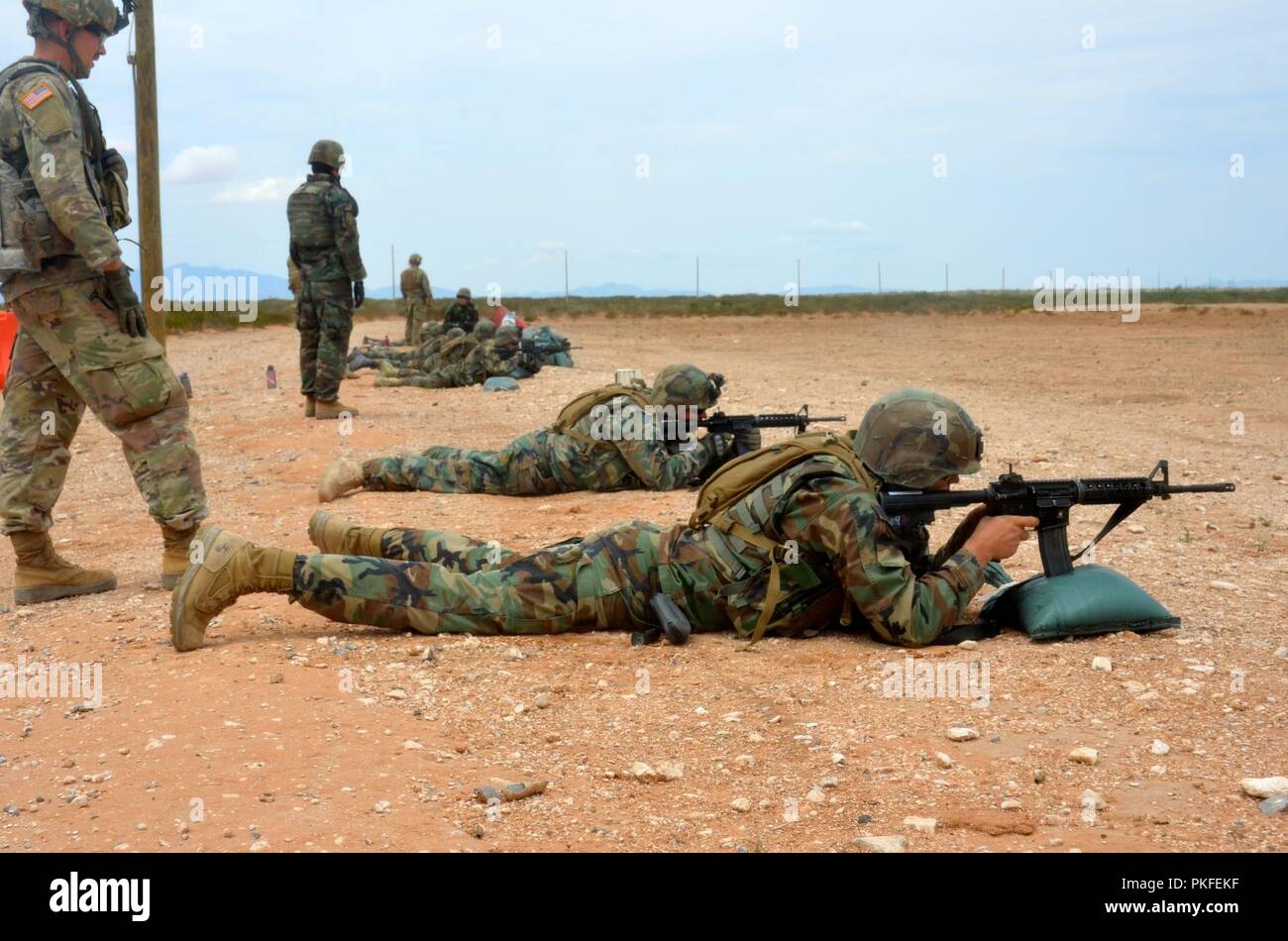 Scout snipers moldave Fire M4 carbine rifles à une gamme pour aider à renforcer et affiner leurs compétences de base dans l'adresse au tir de fusil avec l'aide de soldats de la 30e Brigade blindée de l'équipe de combat. Des soldats moldaves sont intégrés avec différentes unités relevant de la 30e Brigade blindée contre les volumes exportables (capacité de formation XCTC) exercice, 6 Août - 21, 2018. L'exercice est l'un des 30e plus grand exercice dans l'histoire récente, avec plus de 4 000 soldats citoyens à partir de la Caroline du Nord, Caroline du Sud, West Virginia, Minnesota, et le pays de Moldova.Ils seront tous aiguiser leurs combat ski Banque D'Images