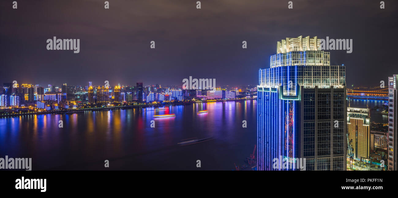 Wuhan, Hubei Province construction à nuit Banque D'Images