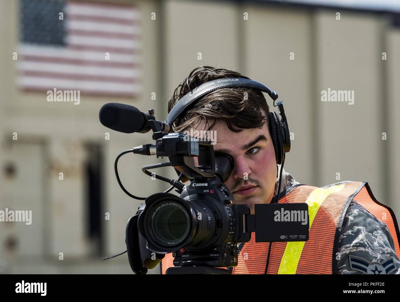 Navigant de première classe Jonathan Smith, 436e Airlift Wing journaliste d'affaires publiques, les registres des membres de l'équipe Dover sur la ligne de vol pendant l'exercice Vengeant Eagle 2.0 Le 26 juillet 2018, à Dover Air Force Base, Del. Plus de 250 aviateurs Dover de l'équipe ont participé à l'exercice. Banque D'Images