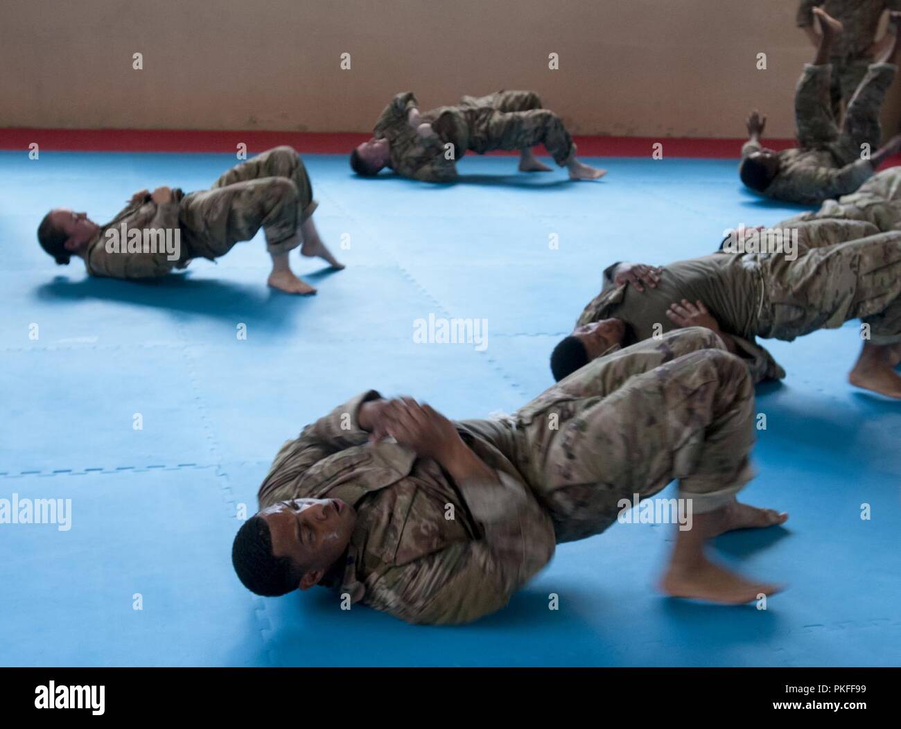 Le sergent de l'armée américaine. Jamal Edmonds, un chef de l'équipe de la société B, 151e Bataillon des transmissions du Corps expéditionnaire, Caroline du Sud, la Garde nationale effectue des exercices de conditionnement physique pendant un cours, tandis que d'un niveau combatives déployées à l'appui de l'Atlantic résoudre à Boleslawiec, Pologne, le 8 août 2018. Le cours, dispensé par des soldats affectés à la 44e, l'ESB a été proposé d'élargir les possibilités de formation et les combats au corps-à-corps le niveau de compétence pour les soldats avec Co. B, 151e ESB. Banque D'Images