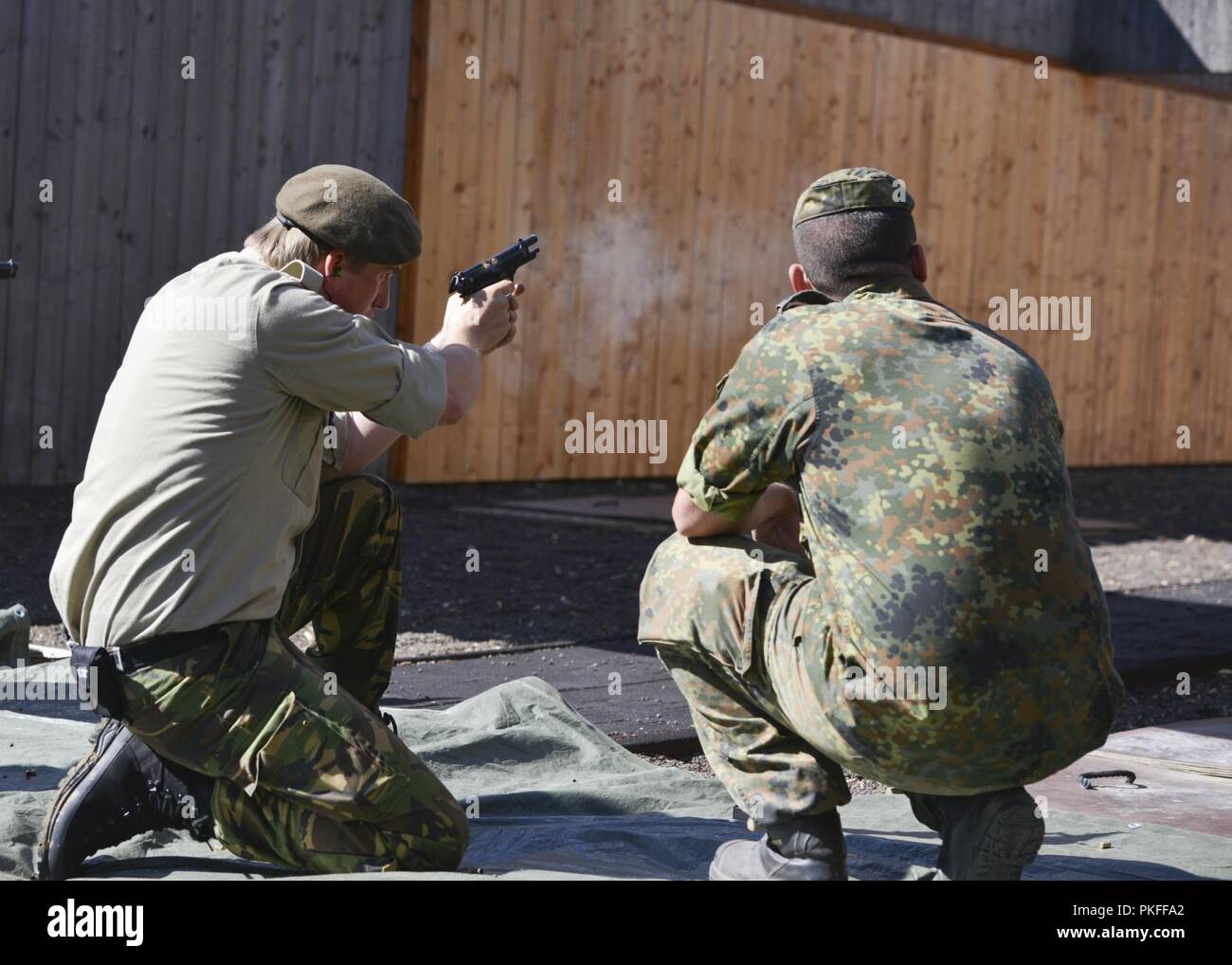 Un participant au concours de tir des Monti-Kali montre ses compétences à un tir au pistolet 9 mm Gamme Wackernheim complexe. Banque D'Images