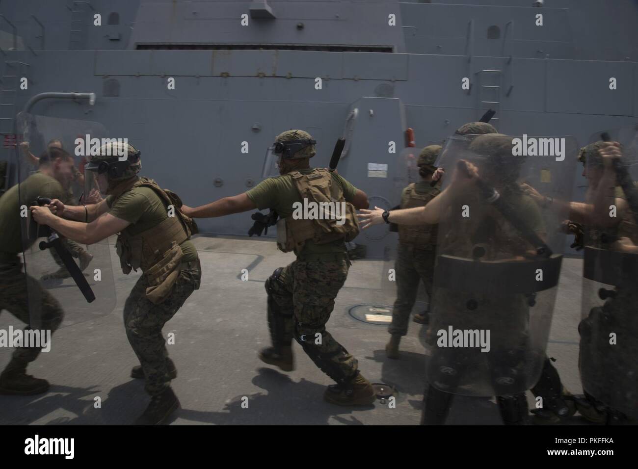 Océan Pacifique (31 juillet 2018) - Marines des États-Unis avec la 13e Marine Expeditionary Unit (MEU) conduite formation non létales à bord du San Antonio-classe de transport amphibie USS dock Anchorage (LPD 23) lors d'un déploiement prévu de la Essex Groupe amphibie (ARG) et 13e MEU. L'Essex ARG/MEU est une équipe solide, souple, réactive et cohérente capable de la guerre de manœuvre dans tous les domaines, il est équipé et évolutive pour répondre à n'importe quelle crise de l'aide humanitaire et des secours aux opérations de contingence. Banque D'Images