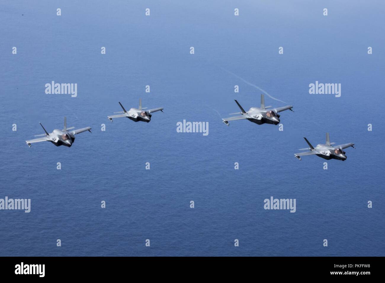 Océan Pacifique - Quatre F-35B Lightning II avec Marine Fighter Attack Squadron 211, 13e Marine Expeditionary Unit (MEU), voler au-dessus de l'océan Pacifique lors d'un déploiement prévu de la Essex Groupe amphibie (ARG), et le 13e MEU, le 2 août 2018. L'Essex ARG/MEU est une équipe solide, souple, réactive et cohérente vigueur déployée dans la zone d'opérations de la 7e flotte pour soutenir la stabilité régionale, de rassurer les partenaires et les alliés maintenir une présence de l'aide prêt à répondre à n'importe quelle crise de l'aide humanitaire aux opérations de contingence. L'Essex et ARG 13e MEU est le premier co Banque D'Images