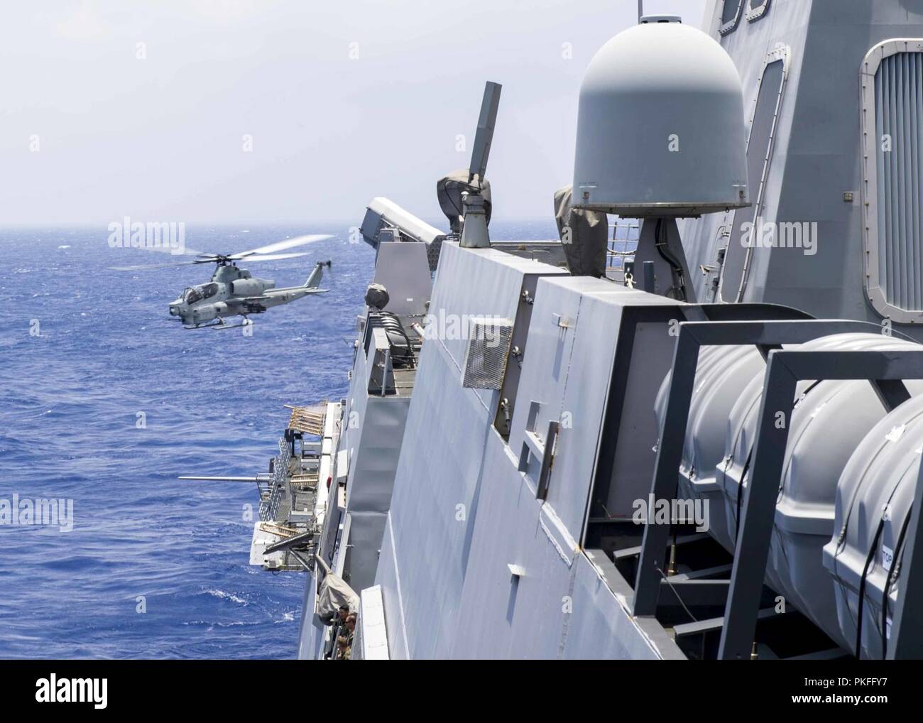 Océan Pacifique (9 août 2018) Un AH - 1Z hélicoptère Viper, affecté à l'hélicoptère d'attaque léger Marine Marine de détachement de l'escadron à rotors basculants moyen (VMM) 166, quitte le poste de pilotage de San Antonio-classe de transport amphibie USS dock Anchorage (LPD 23) lors d'un déploiement prévu de la Essex Groupe amphibie (ARG) et 13e Marine Expeditionary Unit (MEU). L'Essex ARG/MEU team est une force solide et souple et évolutive équipée pour répondre à n'importe quelle crise allant de l'aide humanitaire et des secours aux opérations de contingence. Banque D'Images
