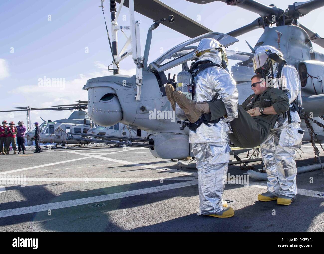 Océan Pacifique (6 août 2018) marins affectés à San Antonio-classe de transport amphibie USS dock Anchorage et les Marines affectés le détachement d'hélicoptères d'attaque légère Marine Marine de rotors basculants moyen (VMM) de l'Escadron 166, mener la lutte contre les incendies d'aéronefs de la formation sur le poste de pilotage lors d'un déploiement prévu de la Essex Groupe amphibie (ARG) et 13e Marine Expeditionary Unit (MEU). L'Essex ARG/MEU team est une force solide et souple et évolutive équipée pour répondre à n'importe quelle crise allant de l'aide humanitaire et des secours aux opérations de contingence. Banque D'Images