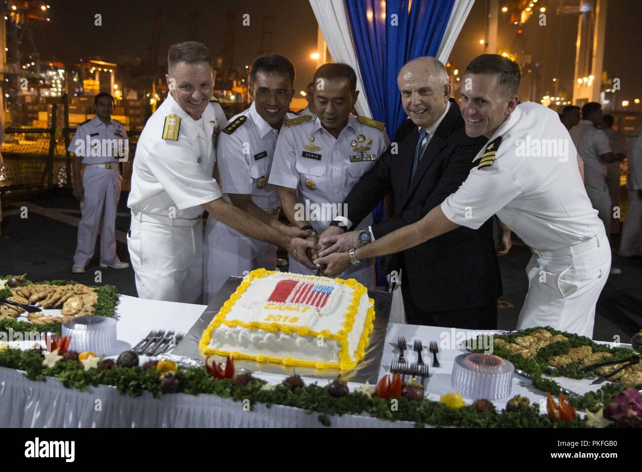 JAKARTA, INDONÉSIE (16 août 2000 11, 2018) - à partir de la gauche, l'arrière de l'US Navy Adm. Joey Tynch, commandant de la Force 73, le Colonel Isswarto, CARAT Task Group, Premier Amiral Denih, commandant de la Base navale principale, trois honorables Joseph Donovan Jr., Ambassadeur des États-Unis à la République d'Indonésie, et le Cmdr. Robert Tryon, commandant de l'île de Whidbey-class USS Rushmore (LSD 47), couper un gâteau au cours de la formation et de préparation à la coopération à flot (CARAT) l'Indonésie en 2018. CARAT en Indonésie, en sa 24ème itération, est conçu pour accroître l'échange d'information et de coordination, de construire la guerre mutuelle capacités Banque D'Images