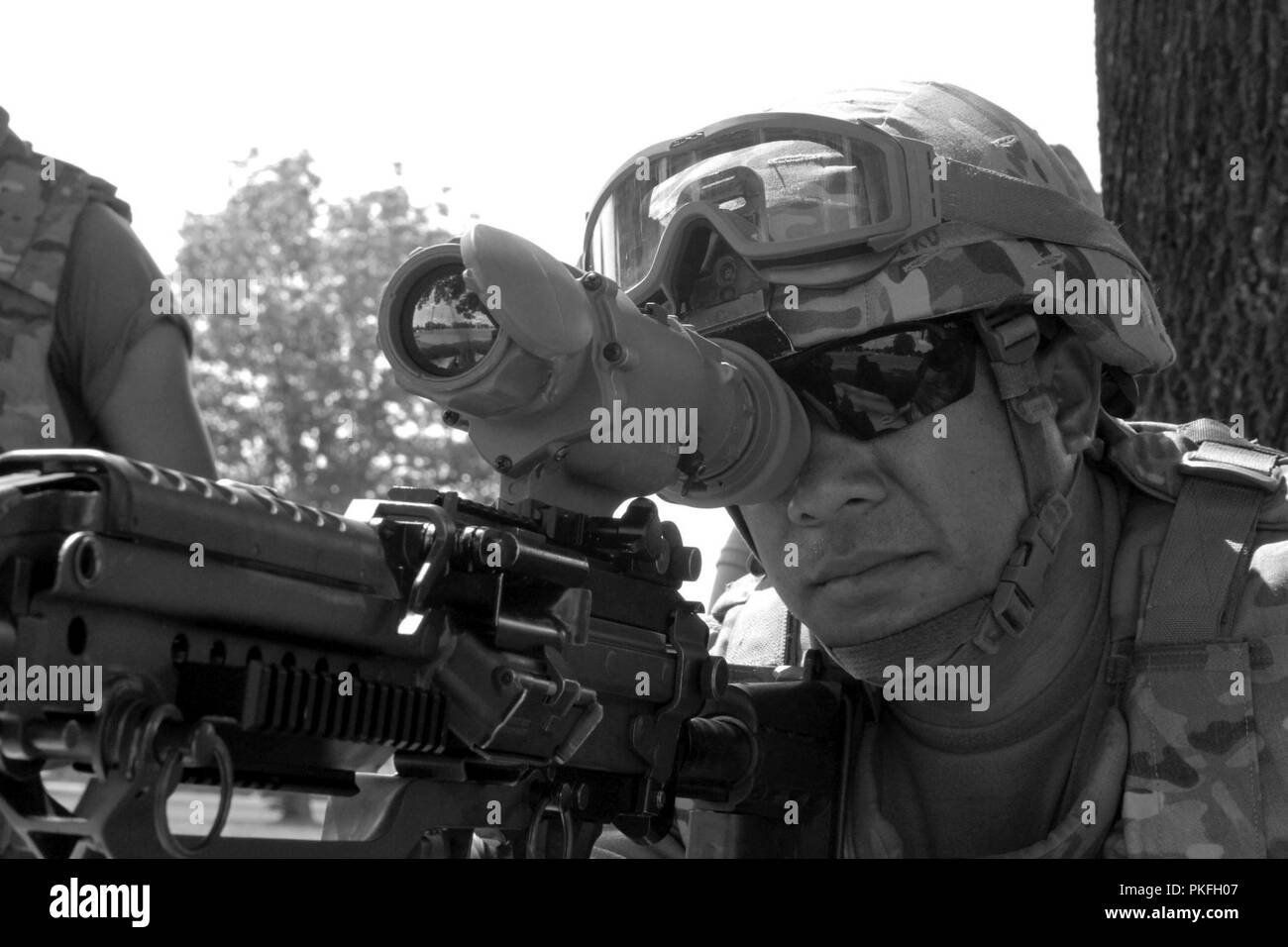 Réserve de l'armée américaine le s.. Frank Seko, la Compagnie de soutien de l'avant, 411e bataillon du génie, basé dans les Samoa américaines, les pairs à travers un/PAS D'un viseur thermique-13 monté au sommet d'une mitrailleuse M249 au cours de l'opération d'acier froid II, organisé par l'armée américaine des affaires civiles et de la commande d'opération psychologique (Airborne) at Joint Base McGuire-Dix-Lakehurst, N.J., le 8 août 2018. L'acier froid fonctionnement est l'armée américaine Réserver's armes collectives qualification et validation afin de s'assurer que les unités de réserve de l'Armée de l'Amérique et les soldats sont formés et prêts à se déployer à court préavis et apporter comba Banque D'Images