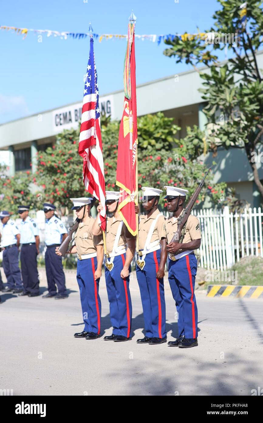 La garde maritime des États-Unis porte les couleurs au cours d'une cérémonie de commémoration 7 août 2018 à Honiara, Guadalcanal, Îles Salomon. Les Marines américains et les marins à la 3e Groupe Logistique Maritime rejoint côte des États-Unis garde et les membres du gouvernement des Îles Salomon à la cérémonie pour commémorer le 76e anniversaire de l'US Marines et les forces alliées à l'atterrissage sur l'île de Guadalcanal, marquant le début de la campagne d'île en île du Pacifique de la Seconde Guerre mondiale. Banque D'Images