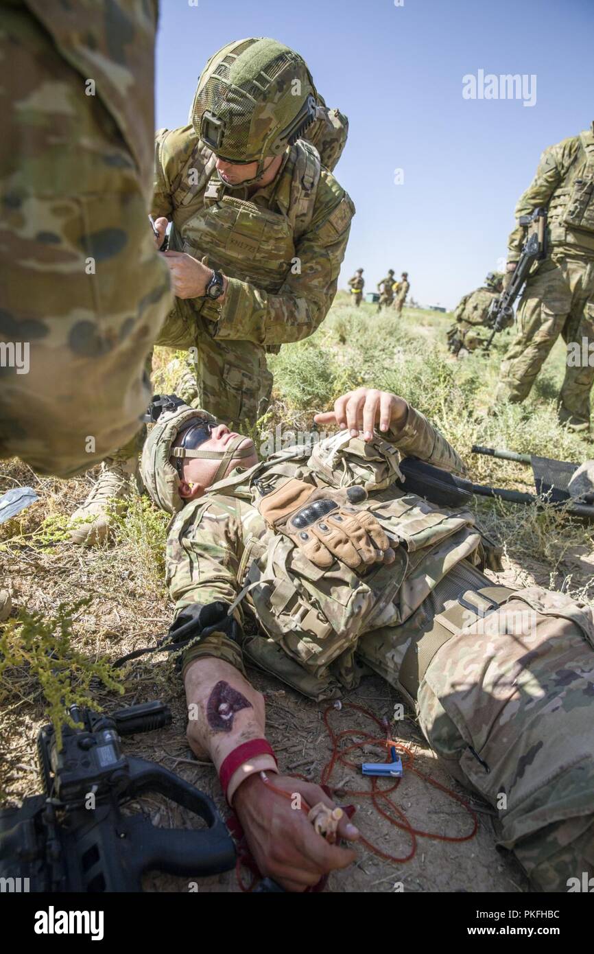 L'armée australienne Lance Cpl. Brendan Knipe, un groupe de Taji medic effectue les premiers soins sur une victime simulée pendant un exercice de tir réel des forces combinées au Camp Taji, Iraq, 10 août 2018. Une coalition créée à partir d'une vaste communauté internationale poursuivra son soutien à la population de l'Iraq afin de renforcer les capacités de la nation d'assurer la sécurité et la stabilité. Banque D'Images