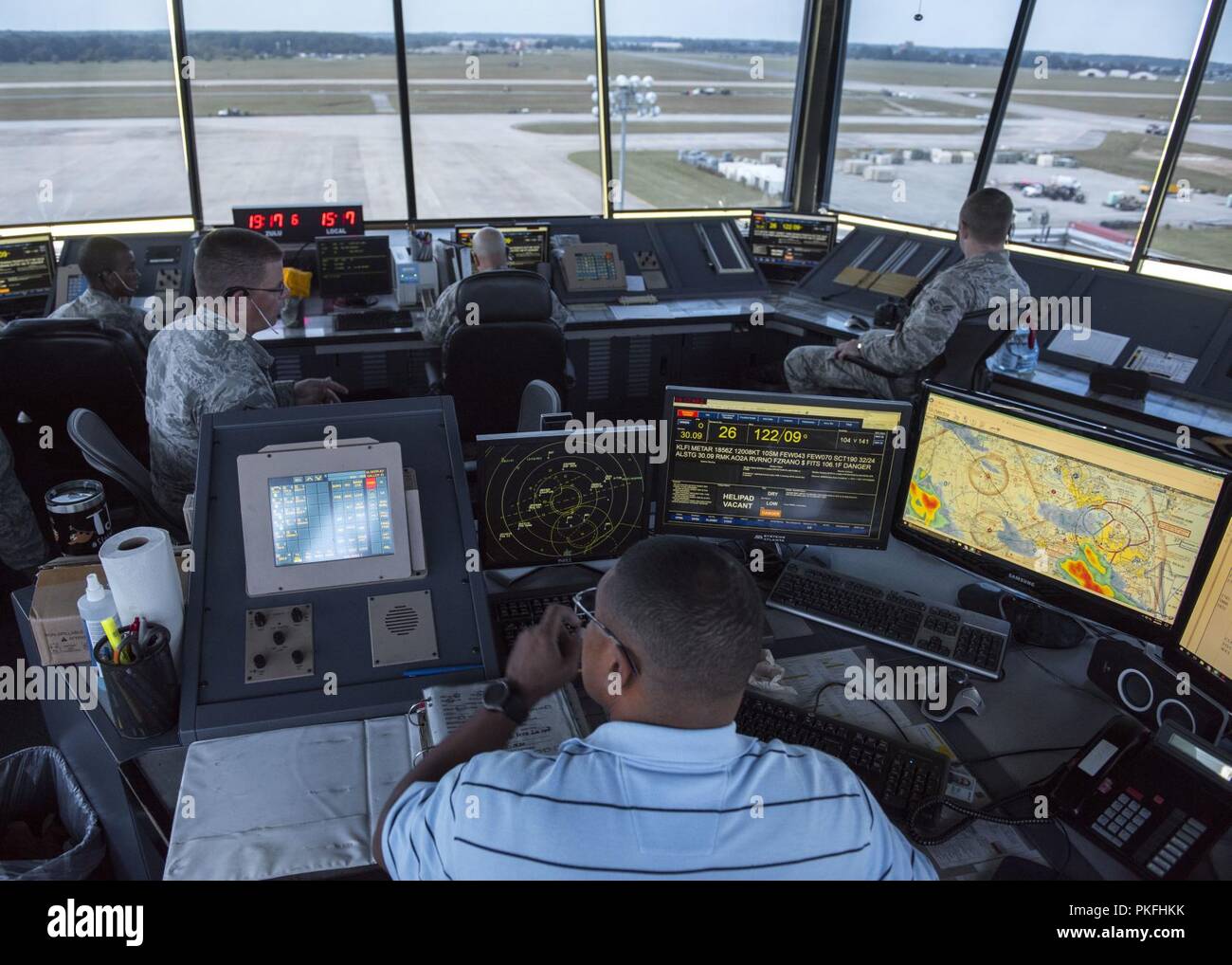 L'US Air Force 1er Escadron de soutien de l'équipe de contrôle de la circulation aérienne contrôle le champ de l'air at Joint Base Langley-Eustis, Virginie, le 6 août 2018. La communication est essentielle pour la réussite d'une installation car chaque contrôleur dépend de leurs homologues pour une assistance dans la tour. Banque D'Images