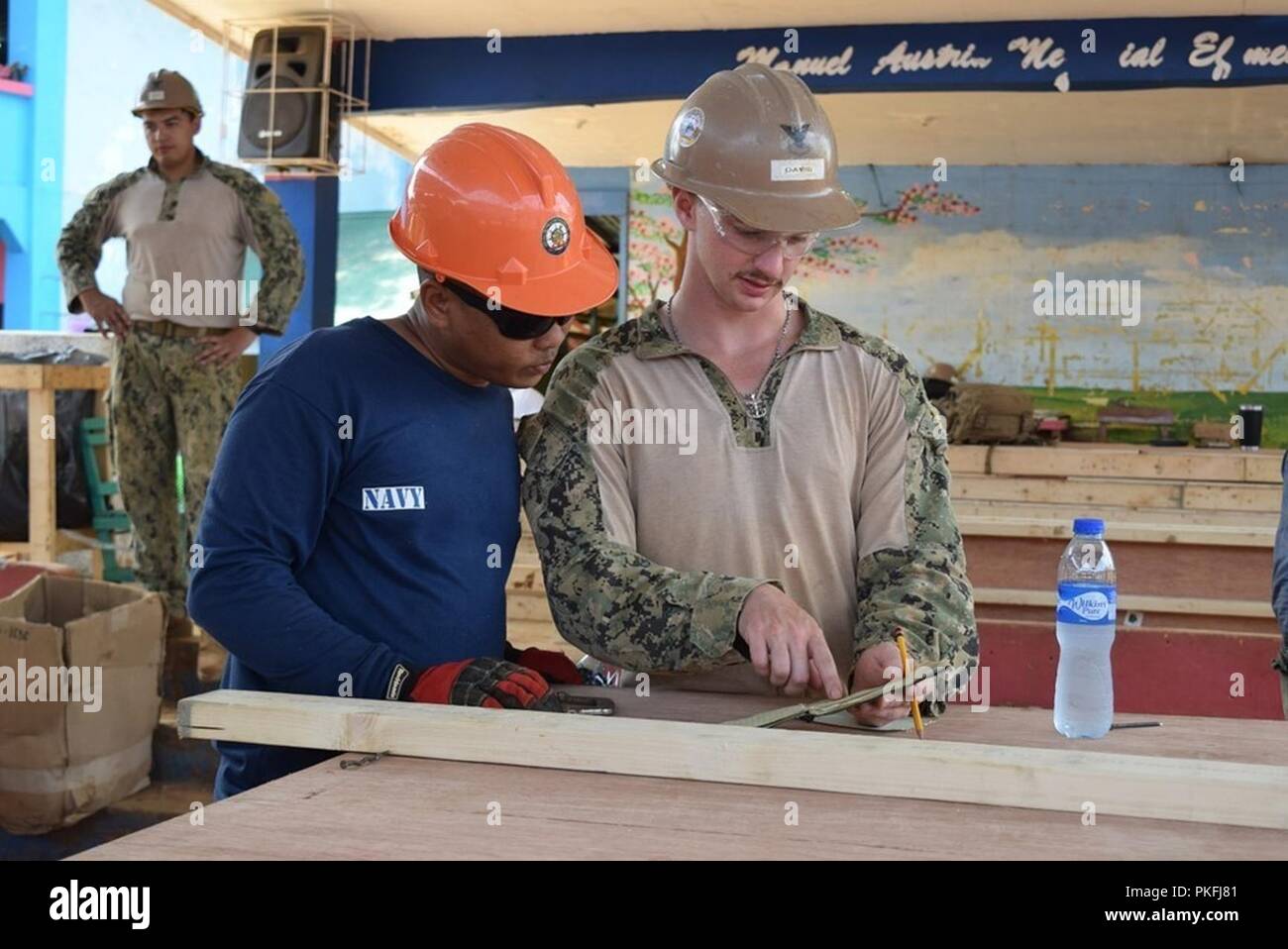 Builder 2e classe Andrew Davis, affectés à la construction navale (bataillon Mobile NMCB) 5, aux côtés de la marine philippine Builder 3 Classe Bernard passe sur mesures pour les longueurs correctes pour l'intérieur et l'extérieur coffrages pour barres de serrage. 5 NMCB est déployée avant d'exécuter la construction, l'aide humanitaire et l'aide étrangère, et d'appui à la coopération en matière de sécurité dans le théâtre du United States Pacific Command. Banque D'Images