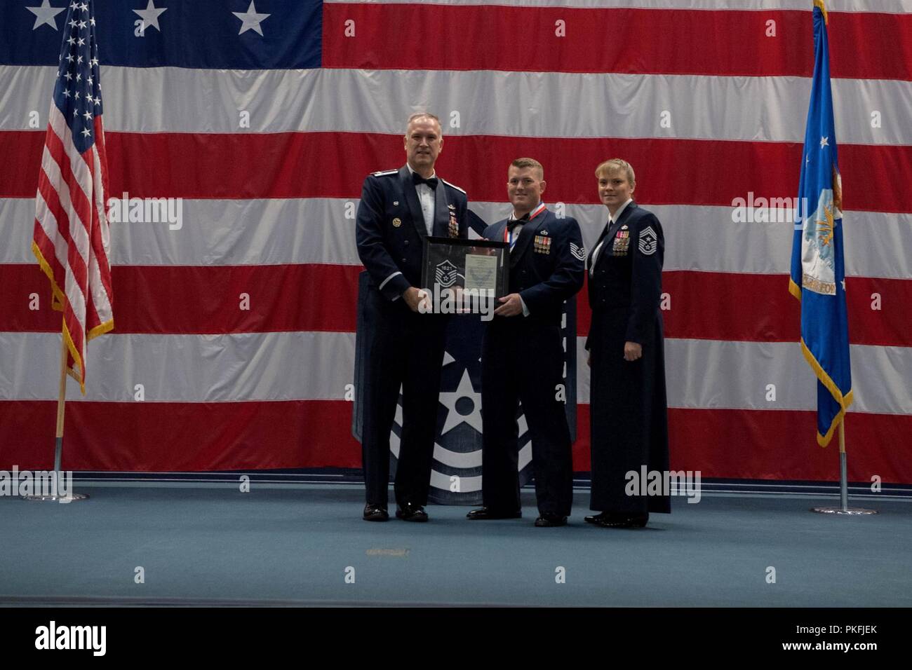 Les sergents technique célébrer leur sélection pour le Master Sergeant au cours d'une cérémonie d'intronisation des sous-officiers supérieurs à la base aérienne de Barksdale, en Louisiane, le 10 août 2018. Banque D'Images