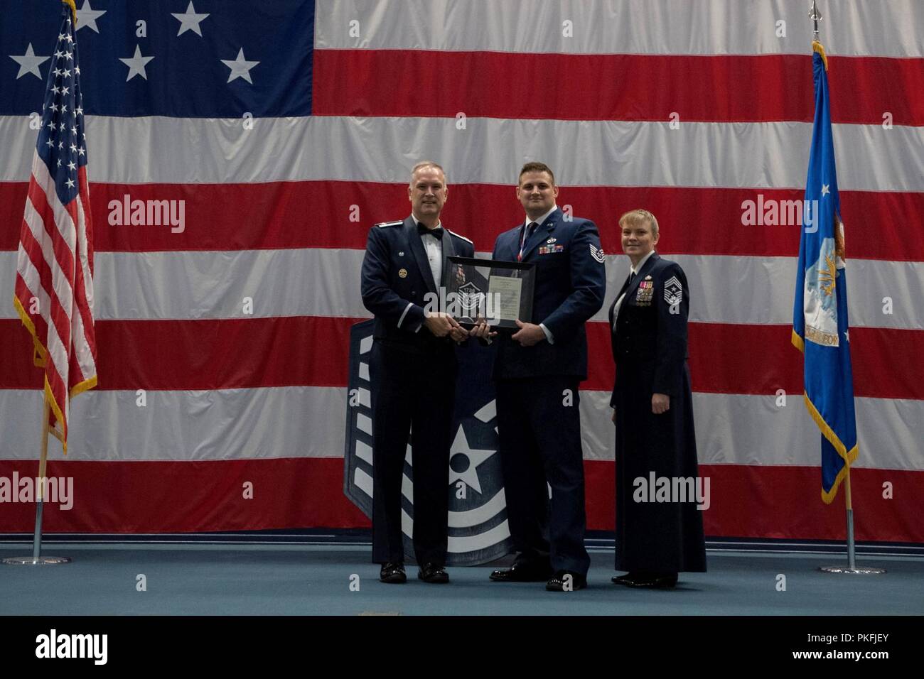 Les sergents technique célébrer leur sélection pour le Master Sergeant au cours d'une cérémonie d'intronisation des sous-officiers supérieurs à la base aérienne de Barksdale, en Louisiane, le 10 août 2018. Banque D'Images