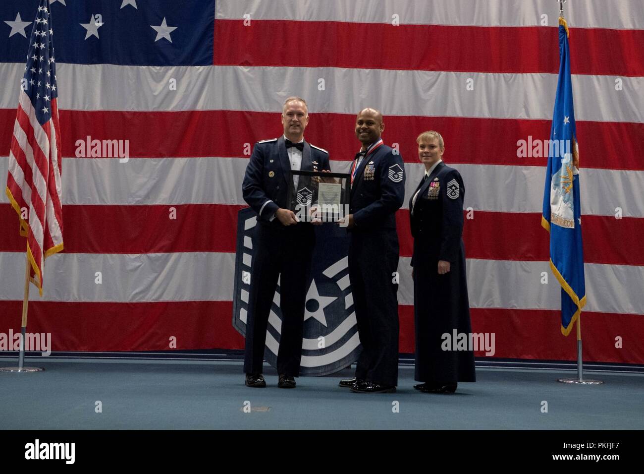 Les sergents technique célébrer leur sélection pour le Master Sergeant au cours d'une cérémonie d'intronisation des sous-officiers supérieurs à la base aérienne de Barksdale, en Louisiane, le 10 août 2018. Banque D'Images