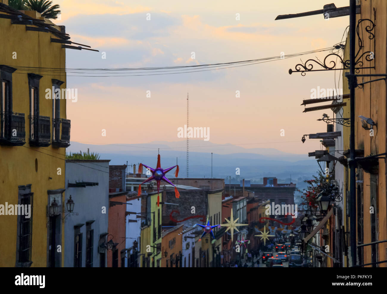 Mexicain multicolore Maisons et décorations rue suspendu au coucher du soleil Banque D'Images