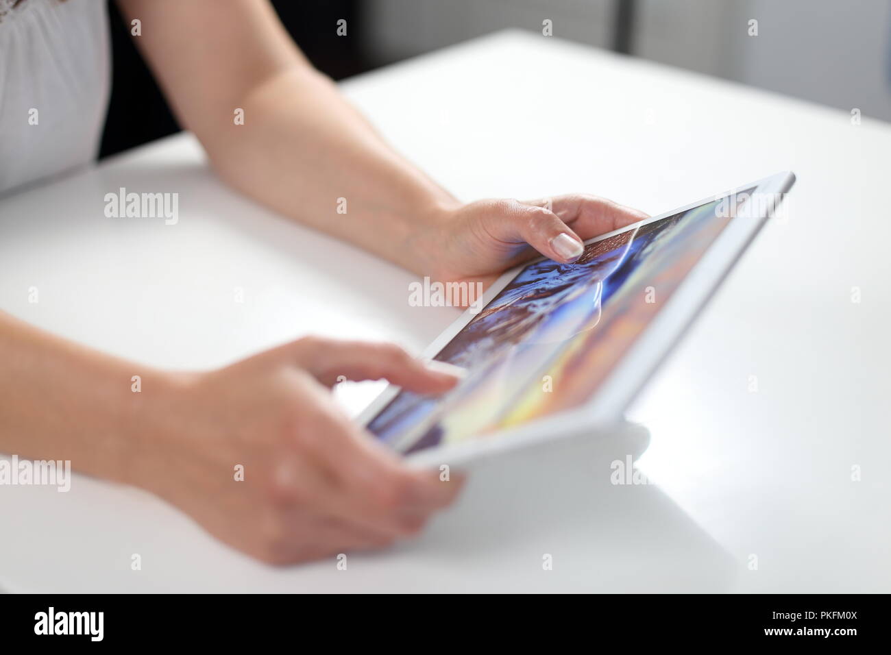 Une femme avec tablette PC en mains Banque D'Images