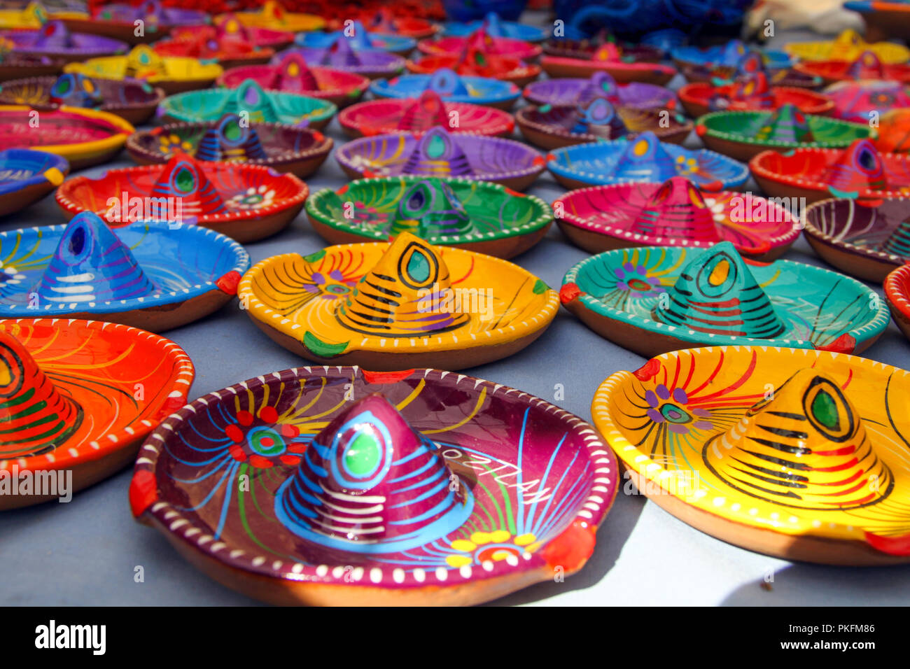 Chapeau sombrero mexicain traditionnel multicolore cendriers sur Tepotzlan  Market Stall Photo Stock - Alamy