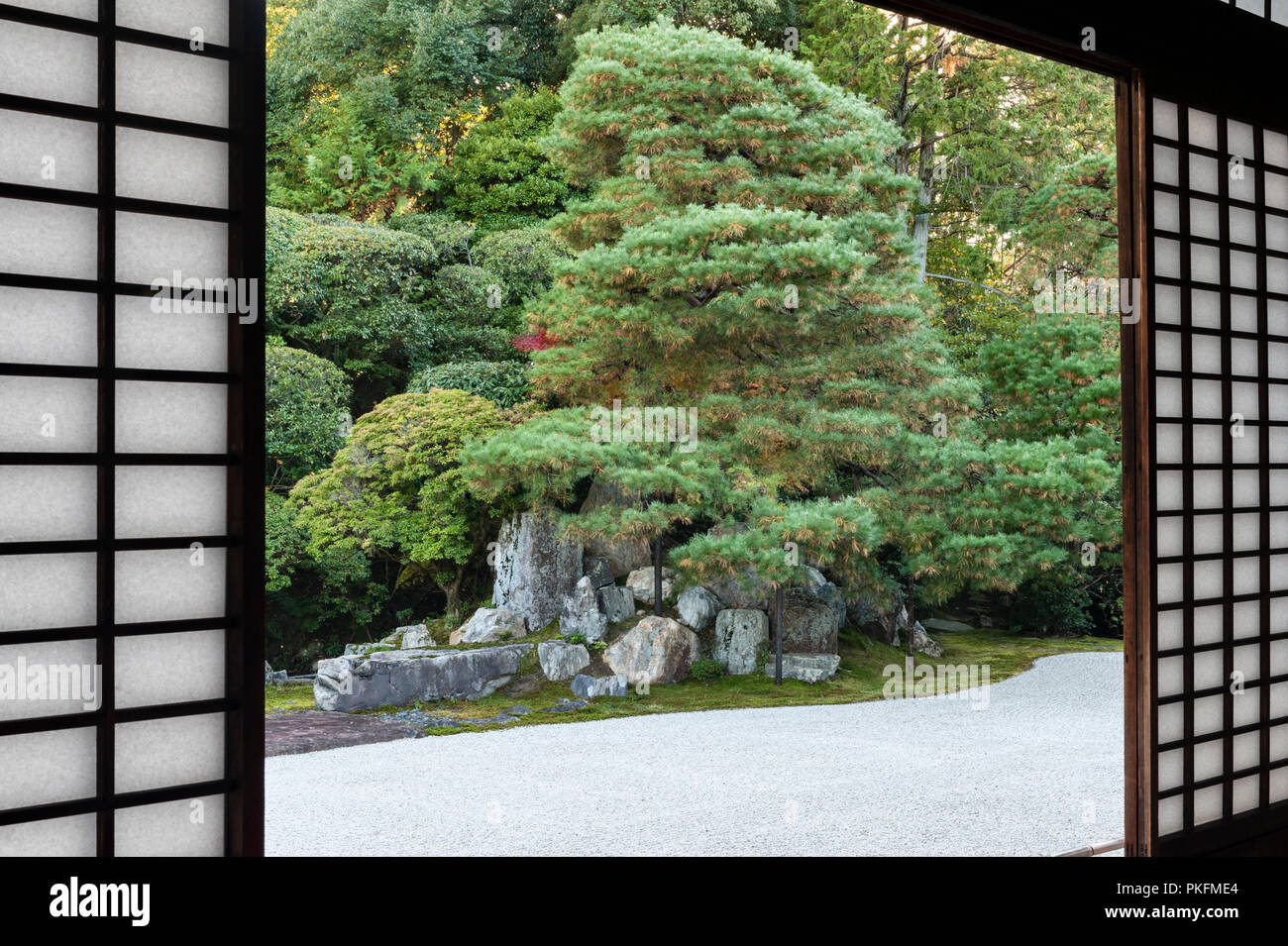 Nanzen-ji, Kyoto, Japon. L 'île' vu à travers les portes coulissantes en papier shoji (ou écrans) à partir de la salle de réception au temple zen de Konchi-in Banque D'Images
