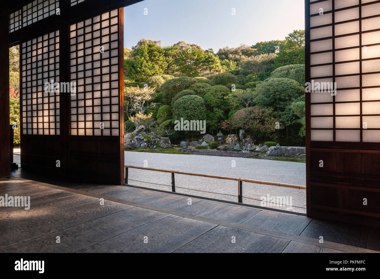Nanzen-ji, Kyoto, Japon. Les portes coulissantes en papier traditionnel ou écrans (shoji) dans la salle de réception au temple zen de Konchi-in Banque D'Images