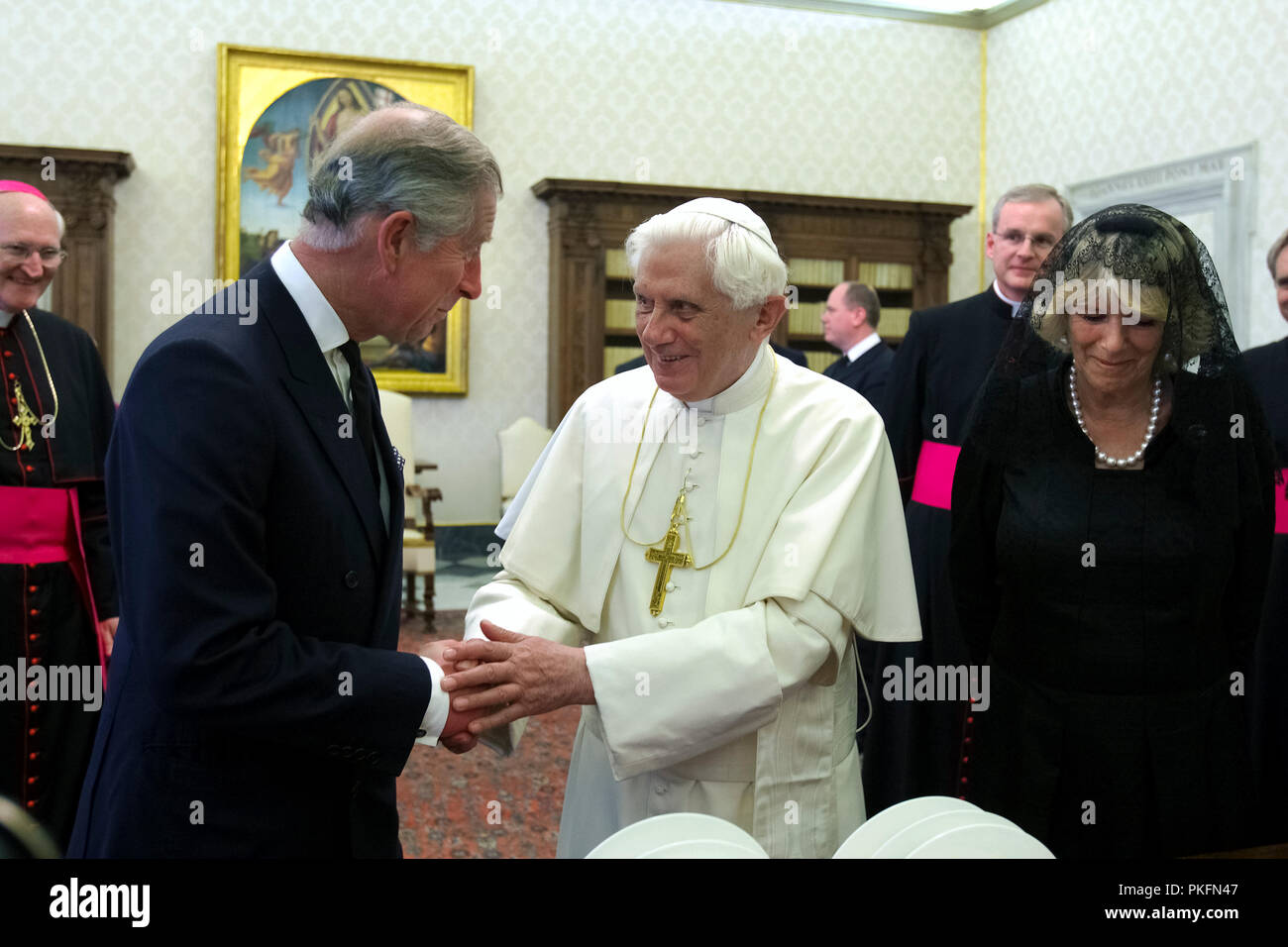 Cité du Vatican, 27 04 2009 Bibliothèque privée. Benoît XVI a reçu en audience le Prince de Galles Charles et son épouse Camilla, Duchesse de Cornouailles Banque D'Images